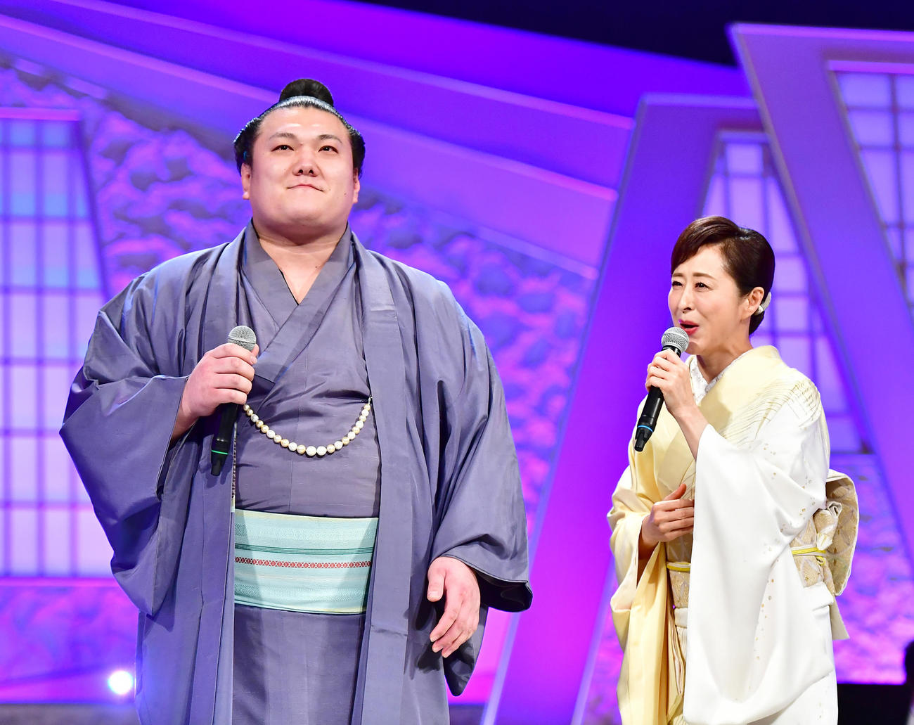 第51回NHK福祉大相撲～お楽しみ歌くらべ～で「別れても好きな人」を熱唱する勢（左）と城之内早苗（2018年2月撮影）
