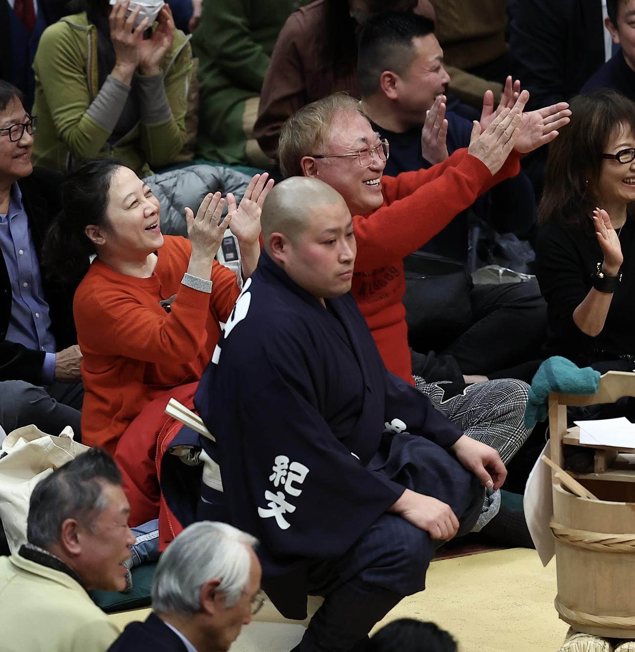 豊昇龍が翠富士を押し出しで破り、拍手する西原理恵子氏（左）と高須克弥院長（撮影・河田真司）