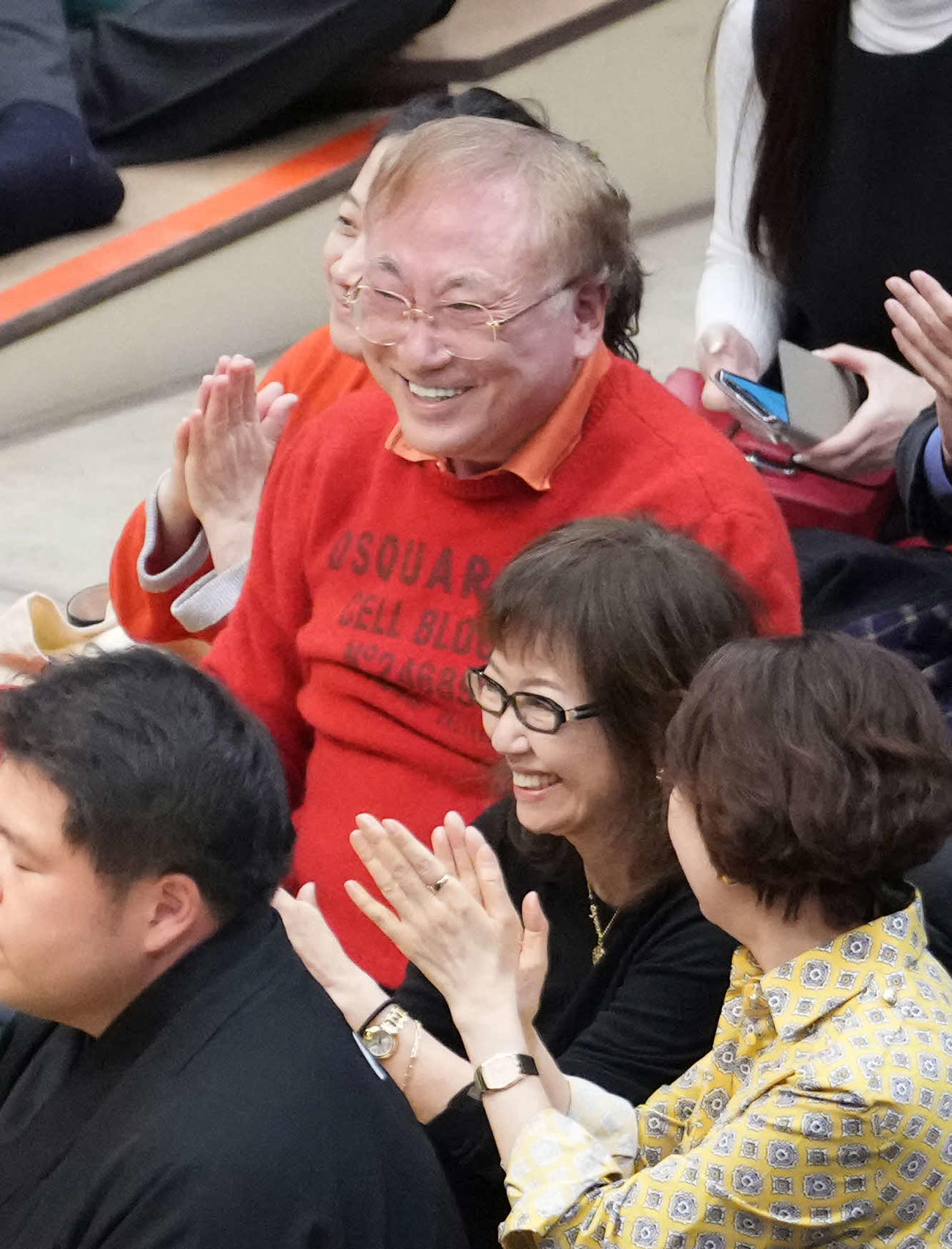 大相撲初場所を観戦し観客の声援に応える高須クリニックの高須院長（撮影・小沢裕）