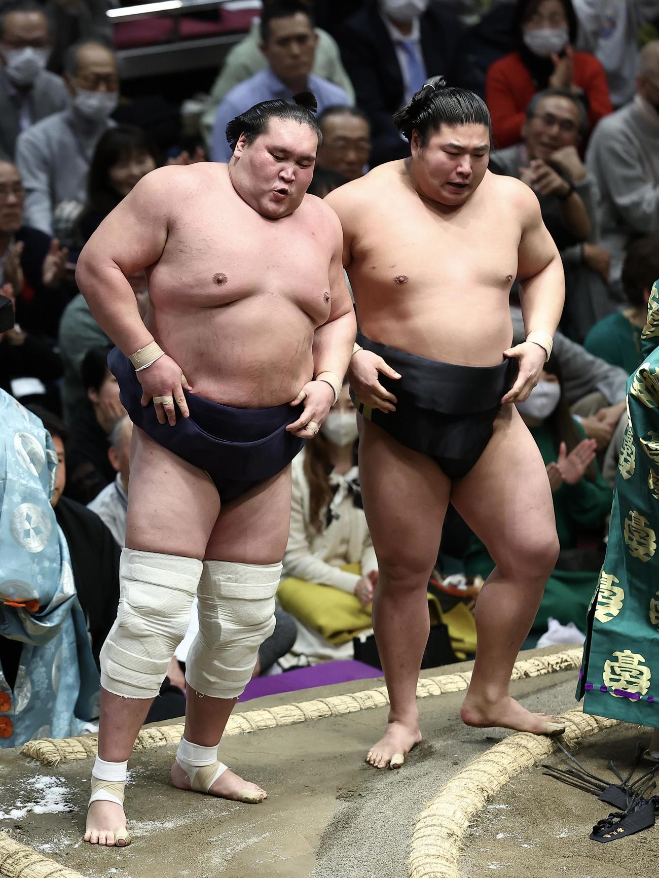 照ノ富士（左）は若元春に寄り切りで敗れる（撮影・河田真司）