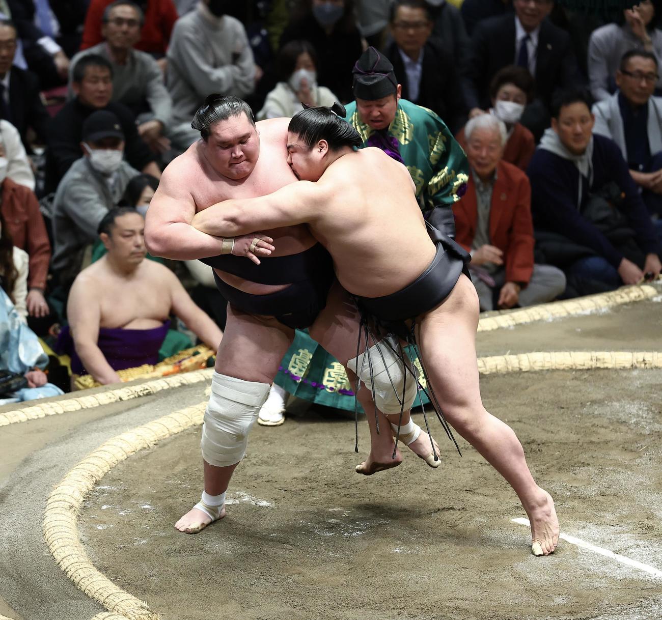 照ノ富士（左）を激しく攻める若元春（撮影・河田真司）