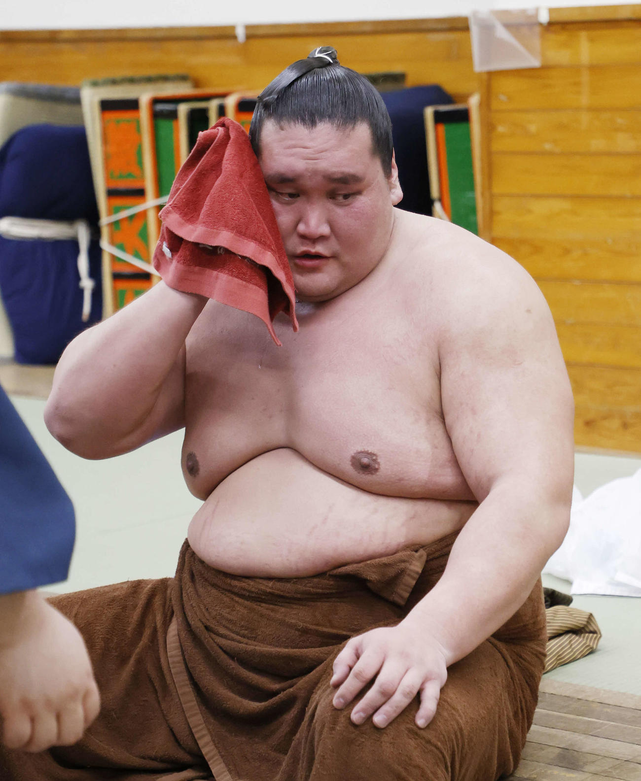 支度部屋で風呂から上がりタオルで顔の汗をぬぐう照ノ富士