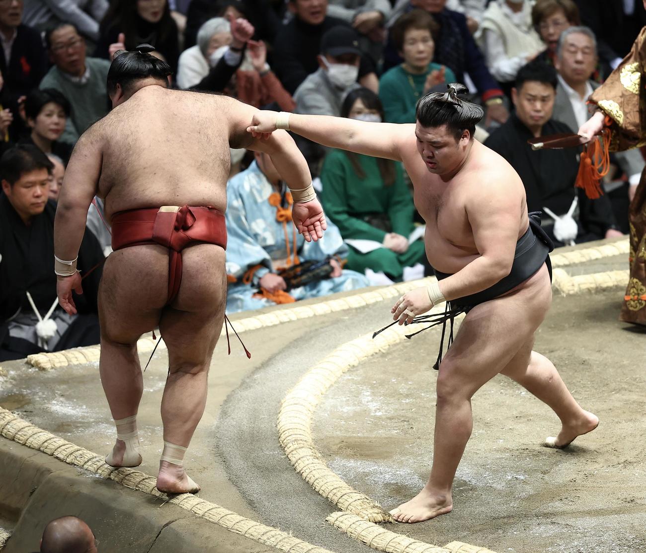 高安（左）を押し出しで破る霧島（撮影・河田真司）