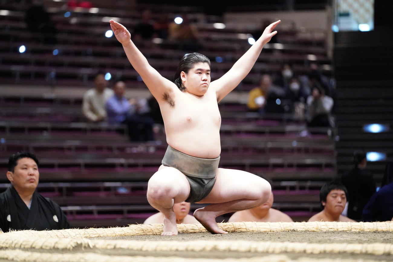大相撲初場所3日目　前相撲に臨む竹内（撮影・小沢裕）