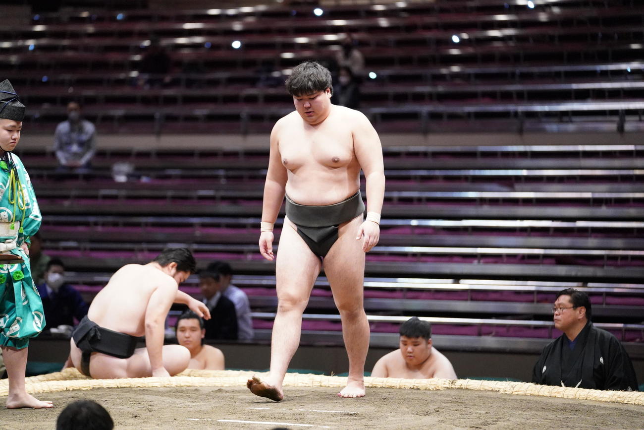 大相撲初場所3日目　前相撲で加藤（左）を破る伊波