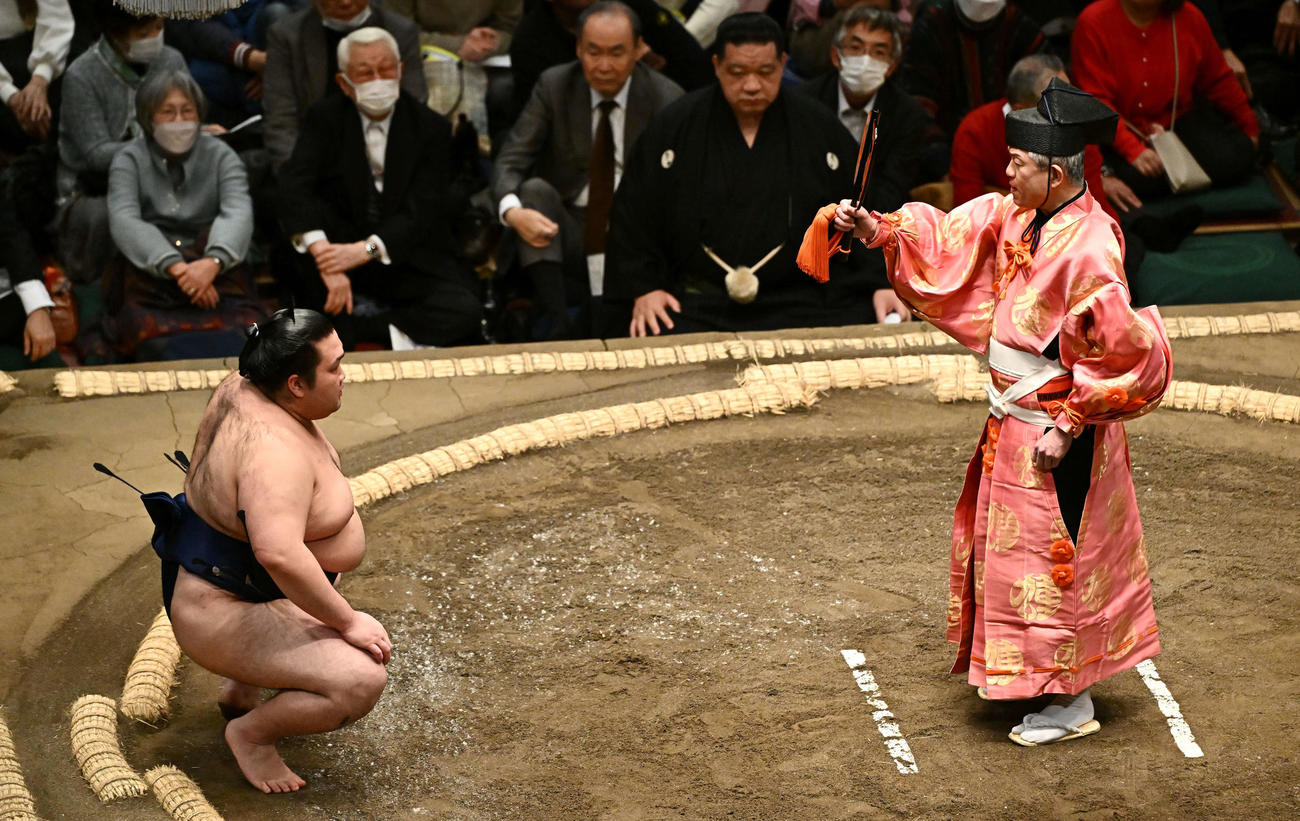 高安の休場で不戦勝となった豪ノ山（撮影・滝沢徹郎）