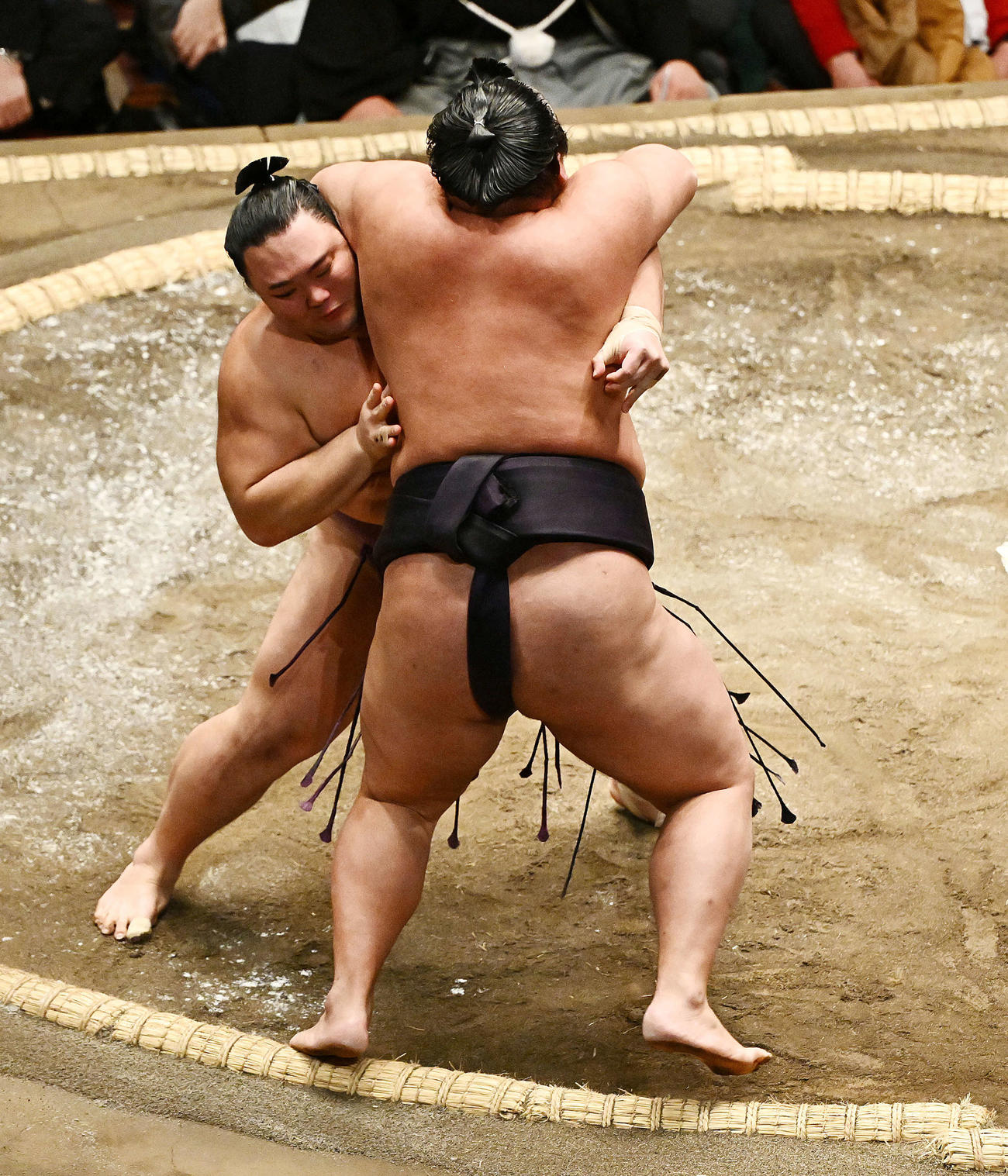 朝乃山（後方）は湘南乃海を寄り切りで破る（撮影・滝沢徹郎）