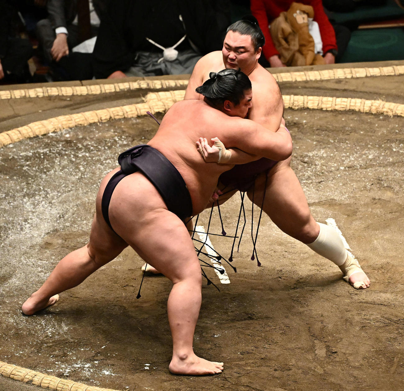 朝乃山（右）は湘南乃海を攻める（撮影・滝沢徹郎）