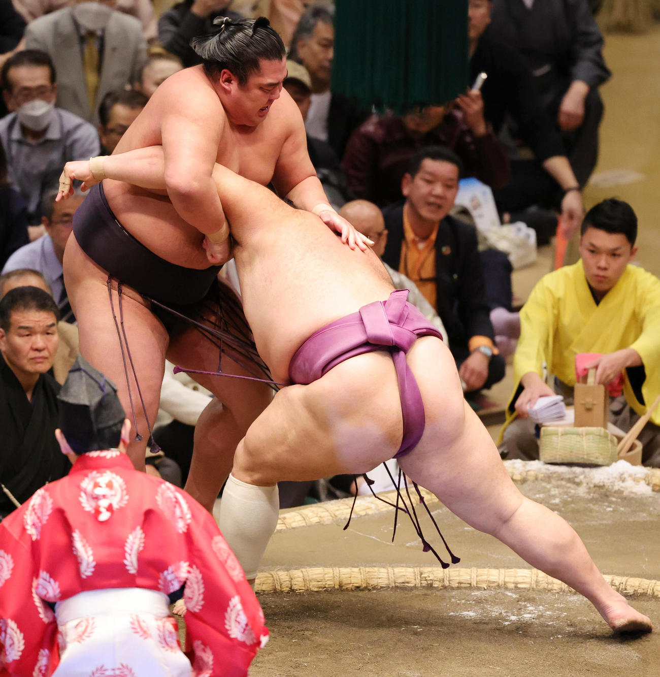 湘南乃海（左）を寄りきりで破った朝乃山（撮影・野上伸悟）
