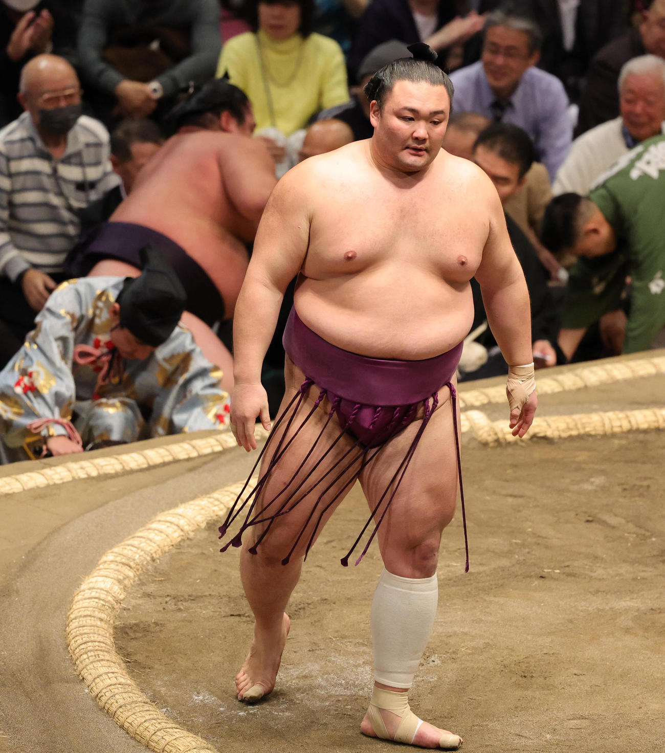 湘南乃海（左）を寄りきりで破った朝乃山（撮影・野上伸悟）