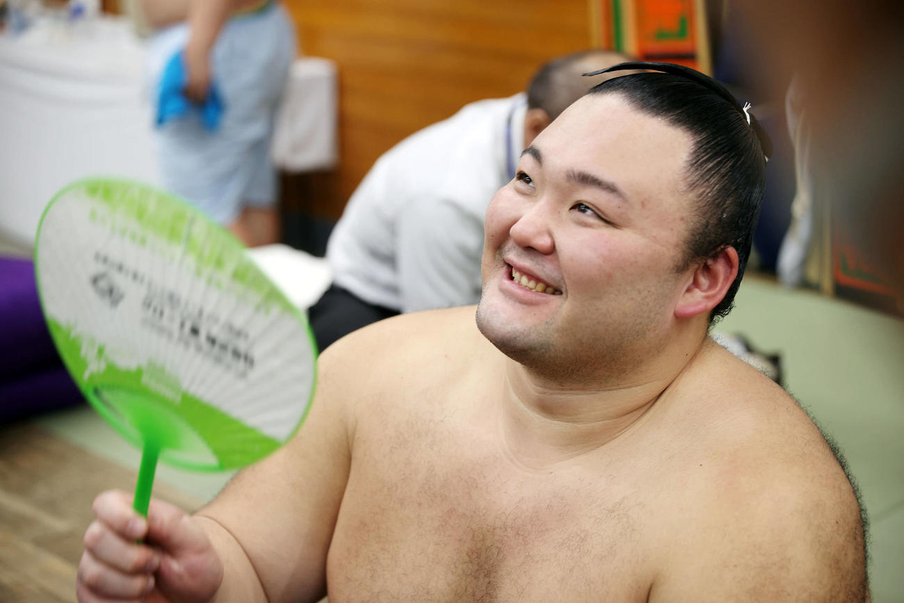 支度部屋で笑顔の朝乃山