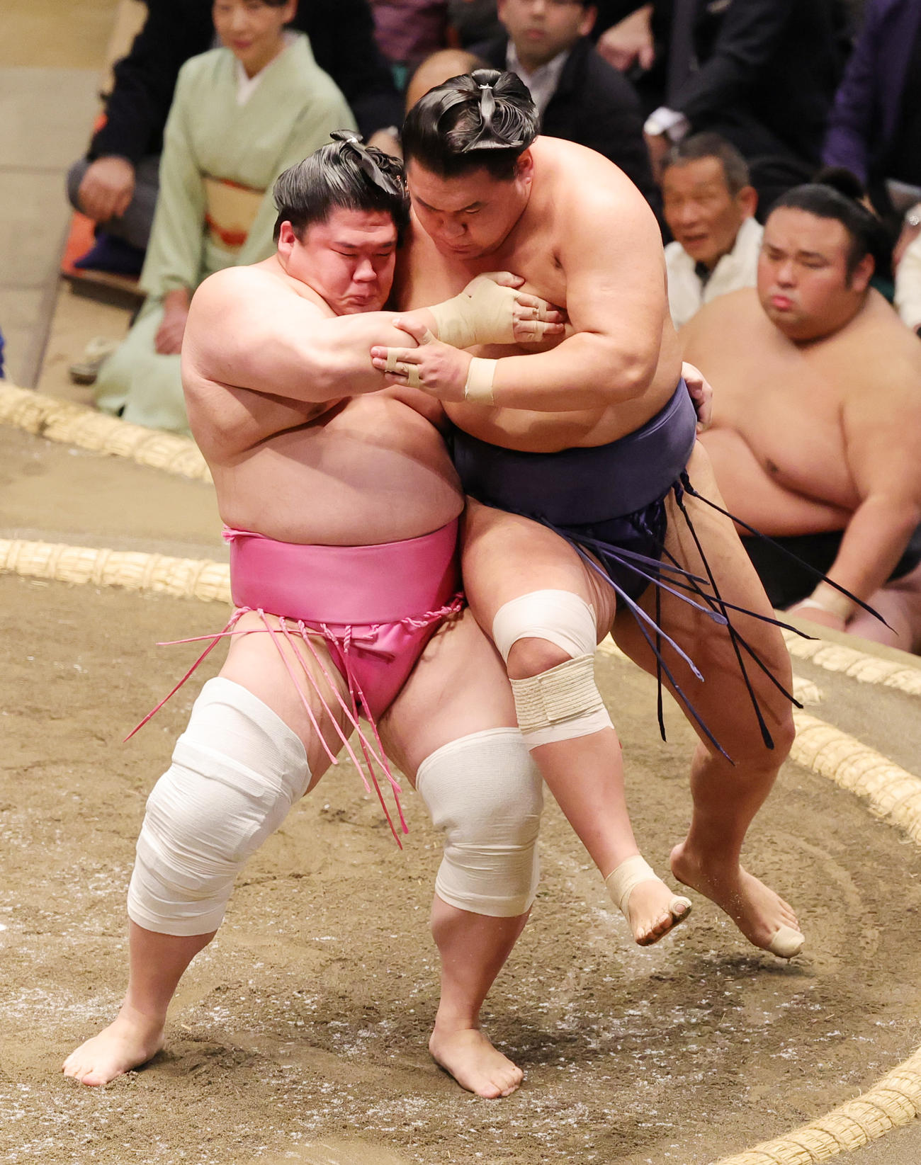 宇良（左）をすくい投げで藪破った豊昇龍（撮影・野上伸悟）