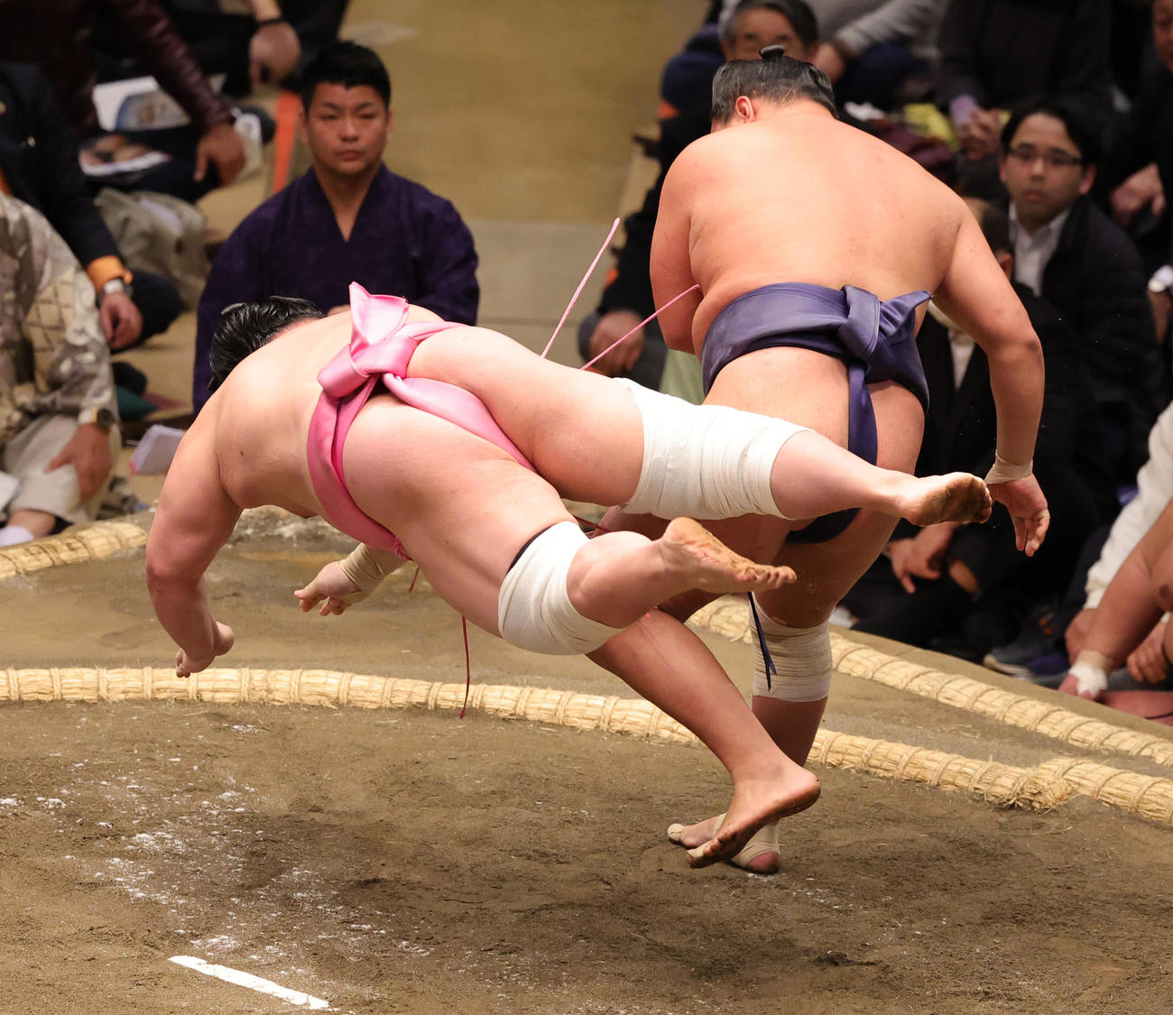 宇良（左）をすくい投げで藪破った豊昇龍（撮影・野上伸悟）