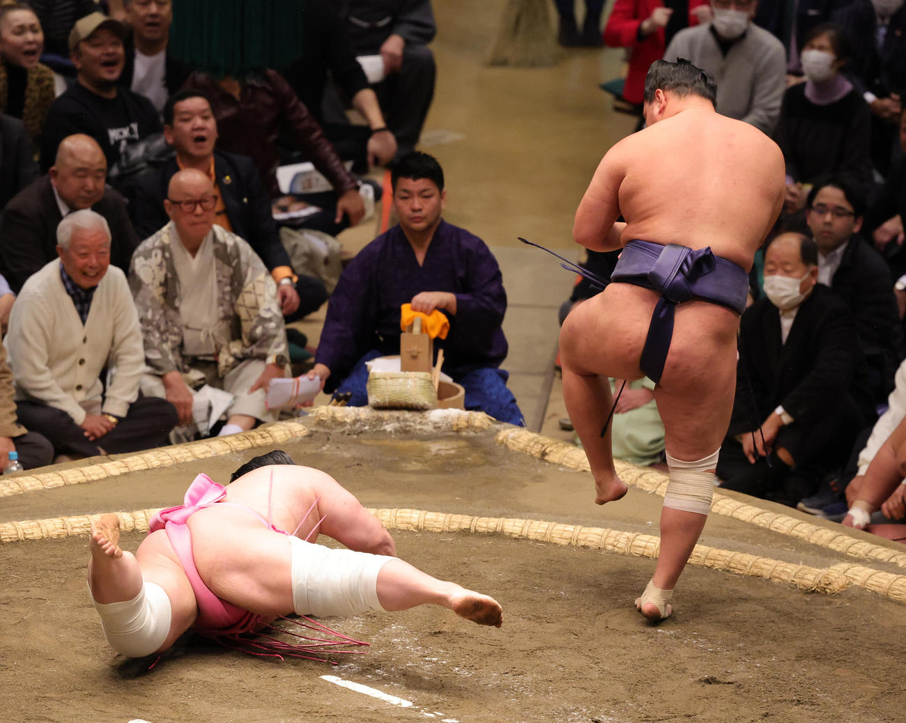 宇良（左）をすくい投げで藪破った豊昇龍（撮影・野上伸悟）