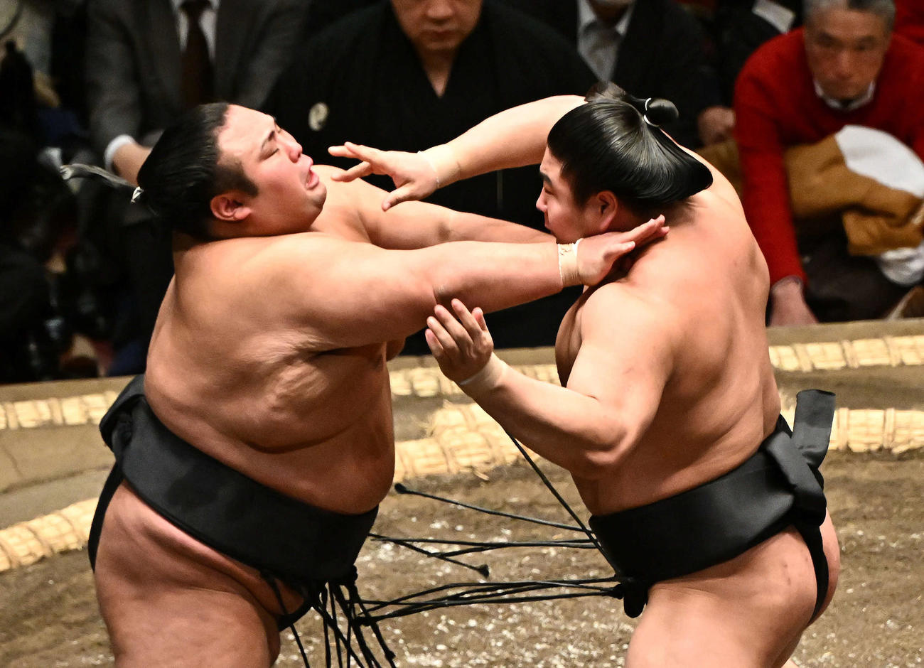 若元春（右）は貴景勝を攻める（撮影・滝沢徹郎）