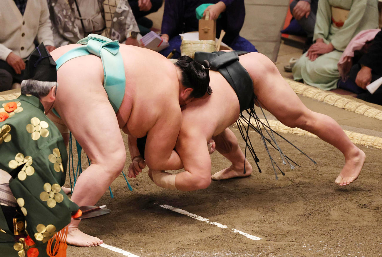 翠富士（右）を肩すかしで破る琴ノ若（撮影・野上伸悟）