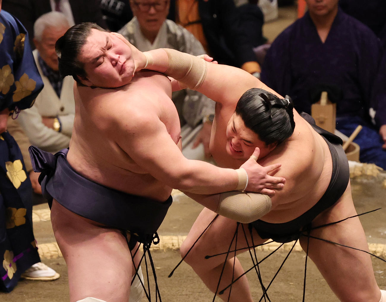 阿炎（右）のど輪をこらえる照ノ富士（撮影・野上伸悟）