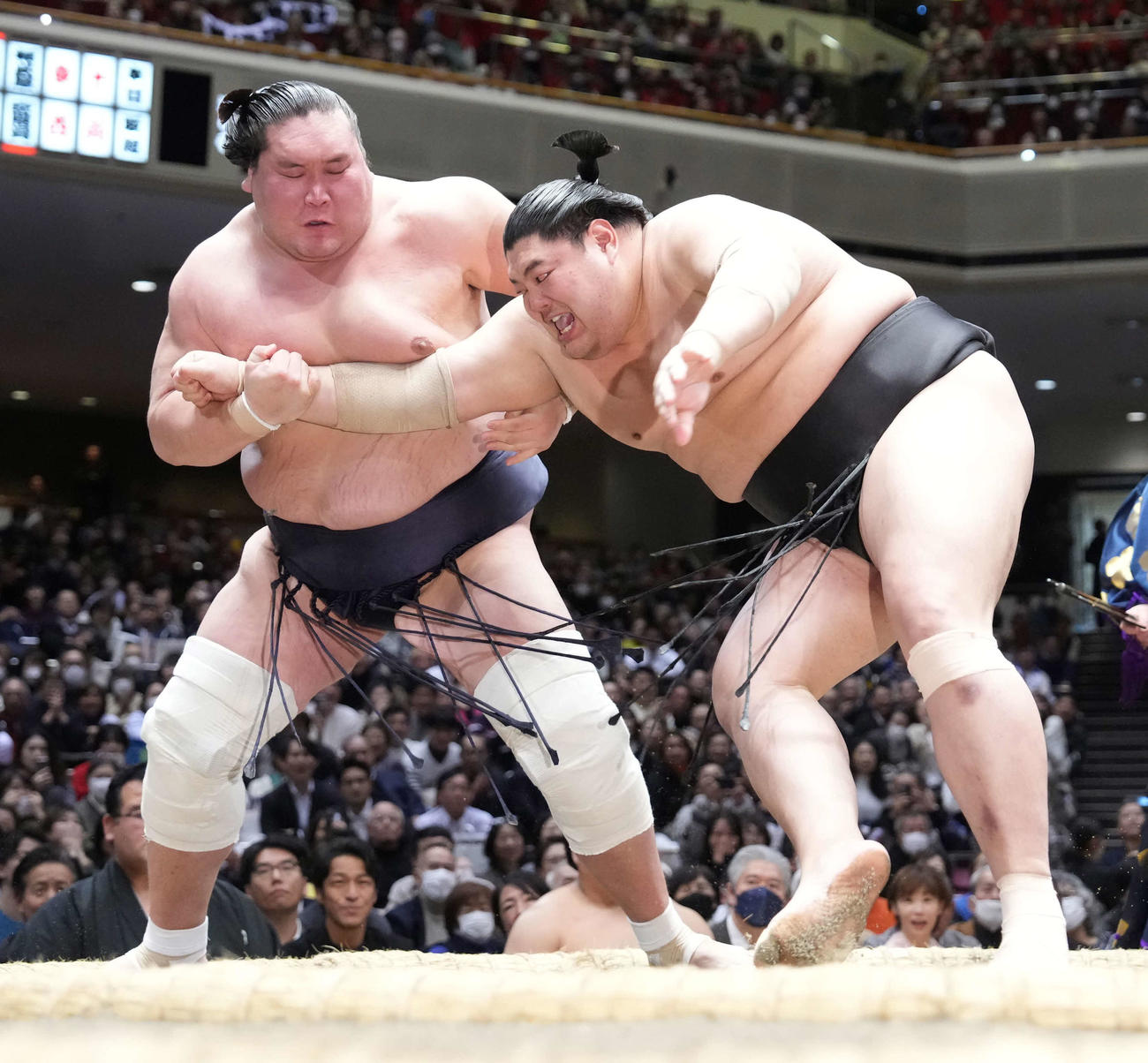 照ノ富士（左）はとったりで阿炎を破る（撮影・小沢裕）