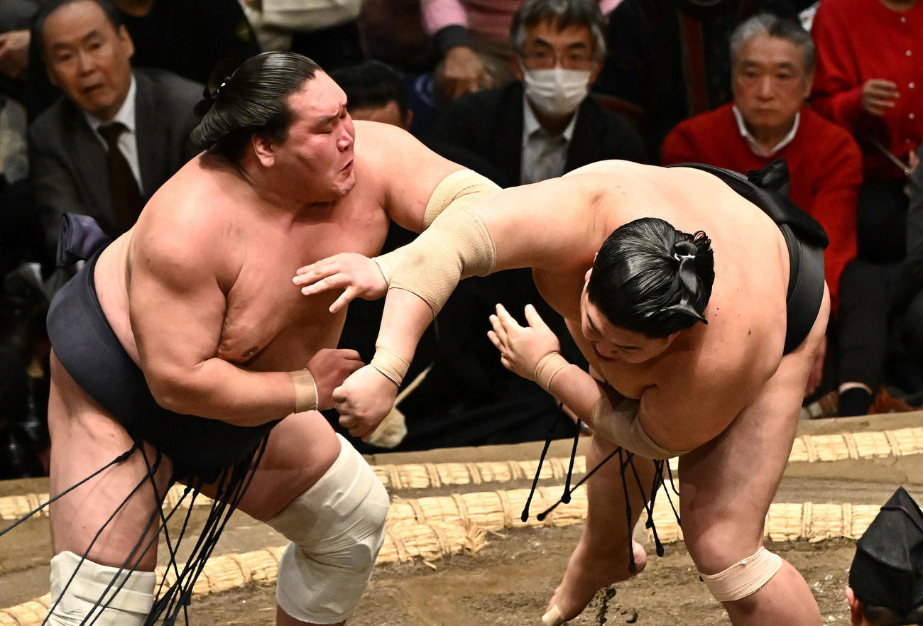 照ノ富士（左）は阿炎を攻める（撮影・滝沢徹郎）