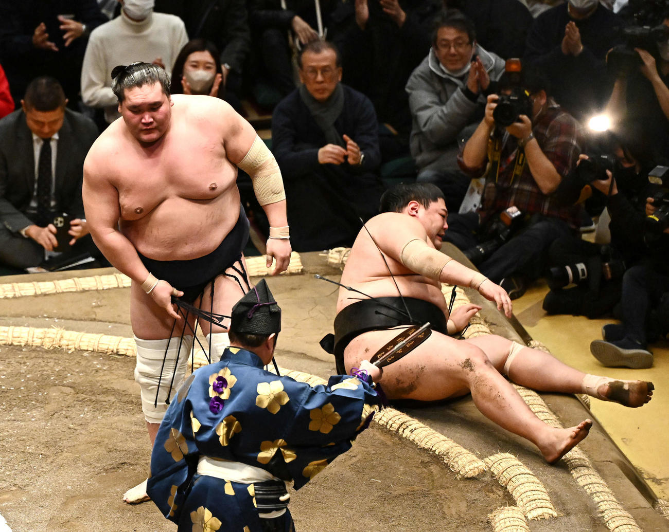 照ノ富士（左）は阿炎を破る（撮影・滝沢徹郎）