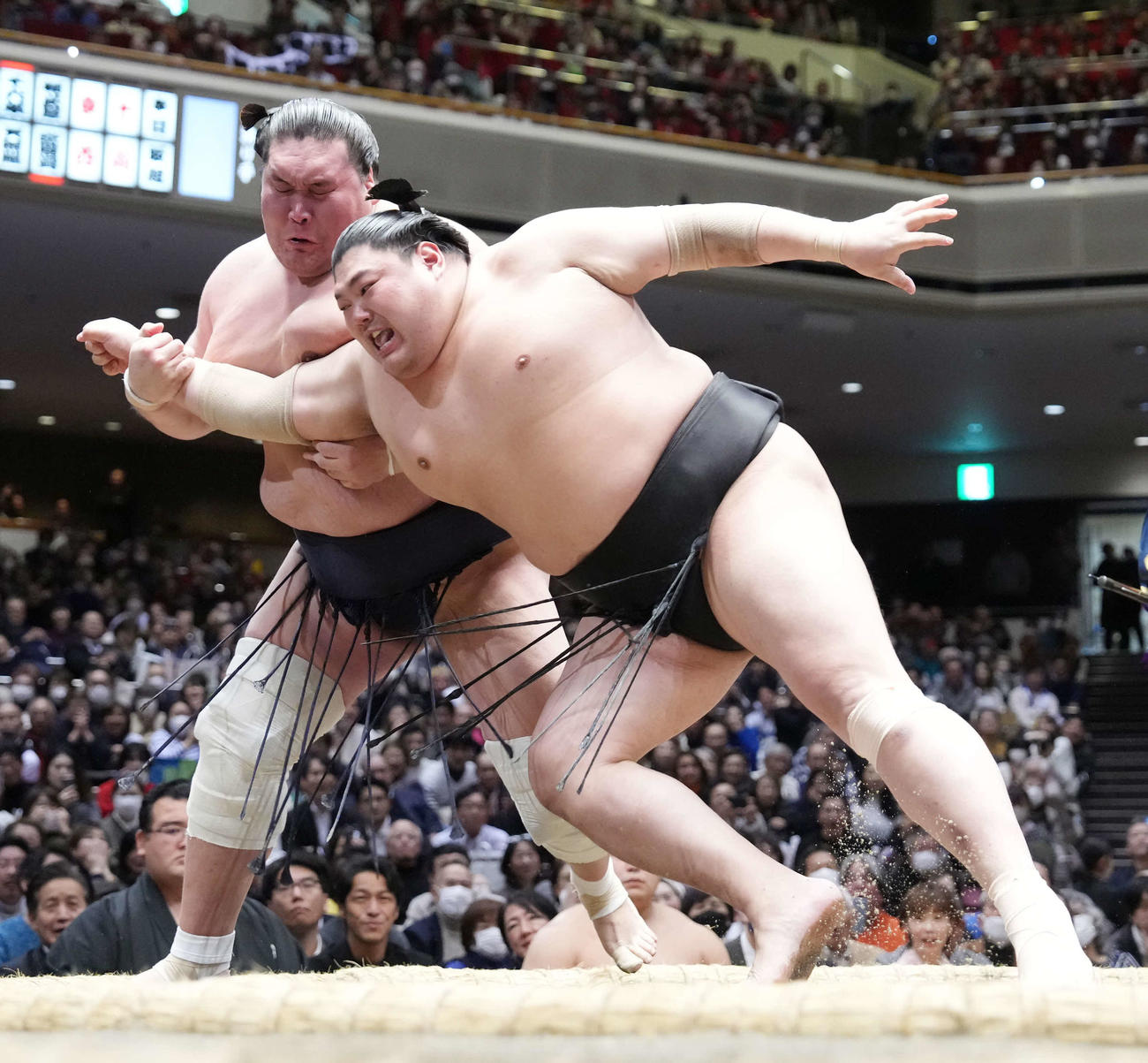 照ノ富士はとったりで阿炎（右）を破る（撮影・小沢裕）
