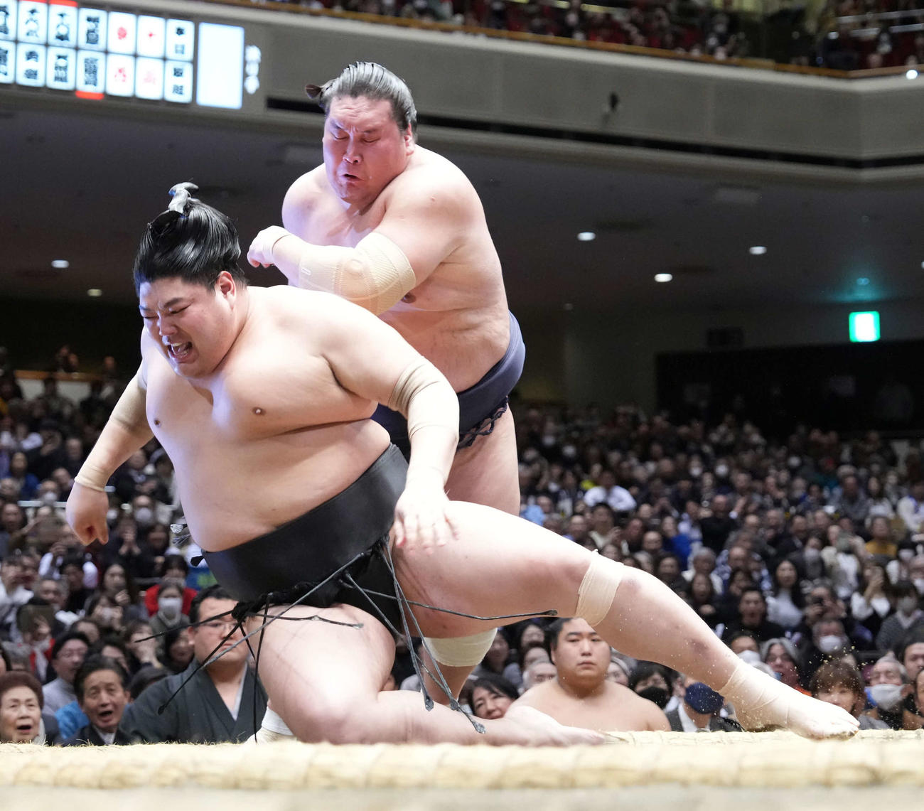 照ノ富士はとったりで阿炎（手前）を破る（撮影・小沢裕）