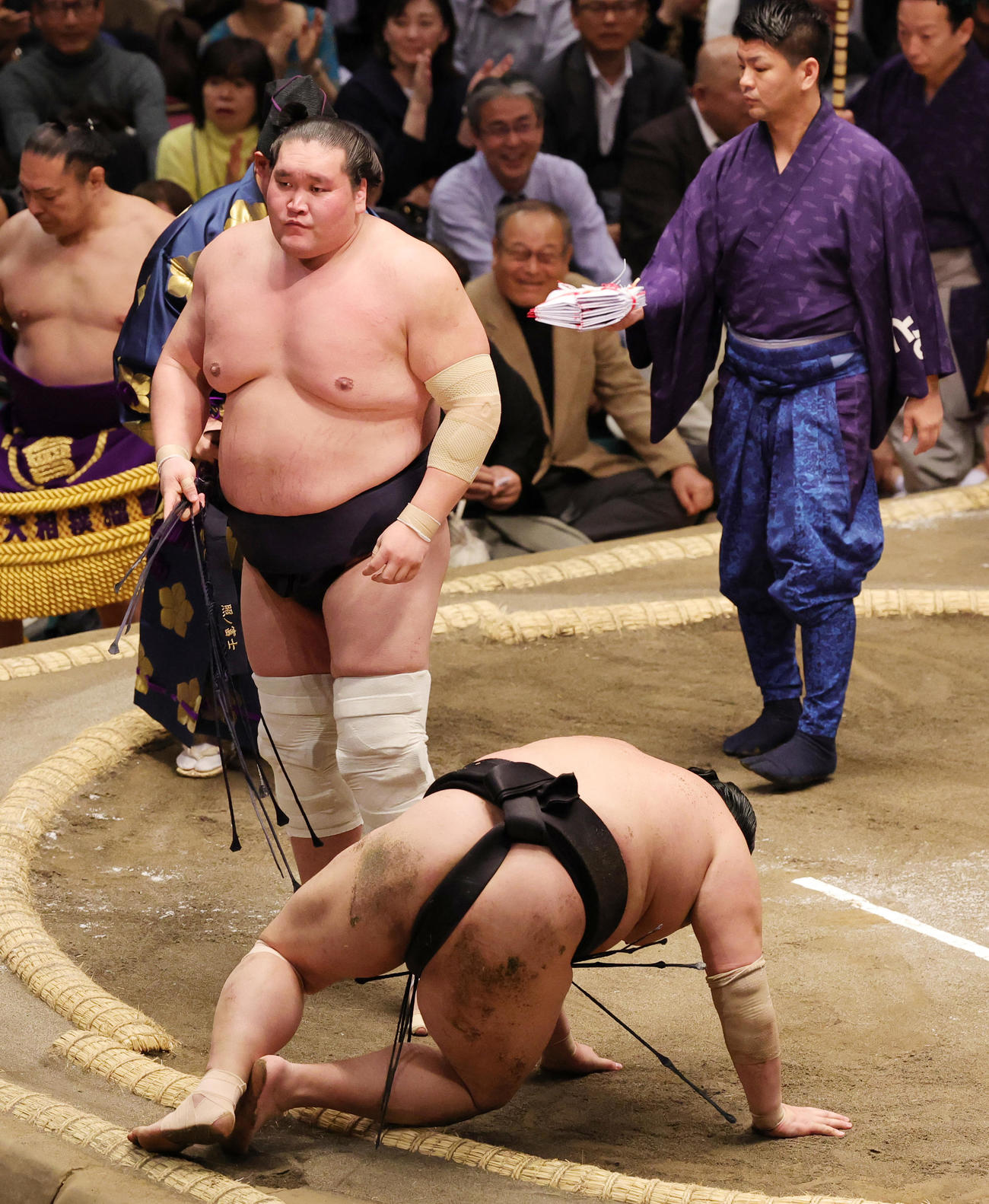 阿炎（手前）をとったりで破った照ノ富士（撮影・野上伸悟）
