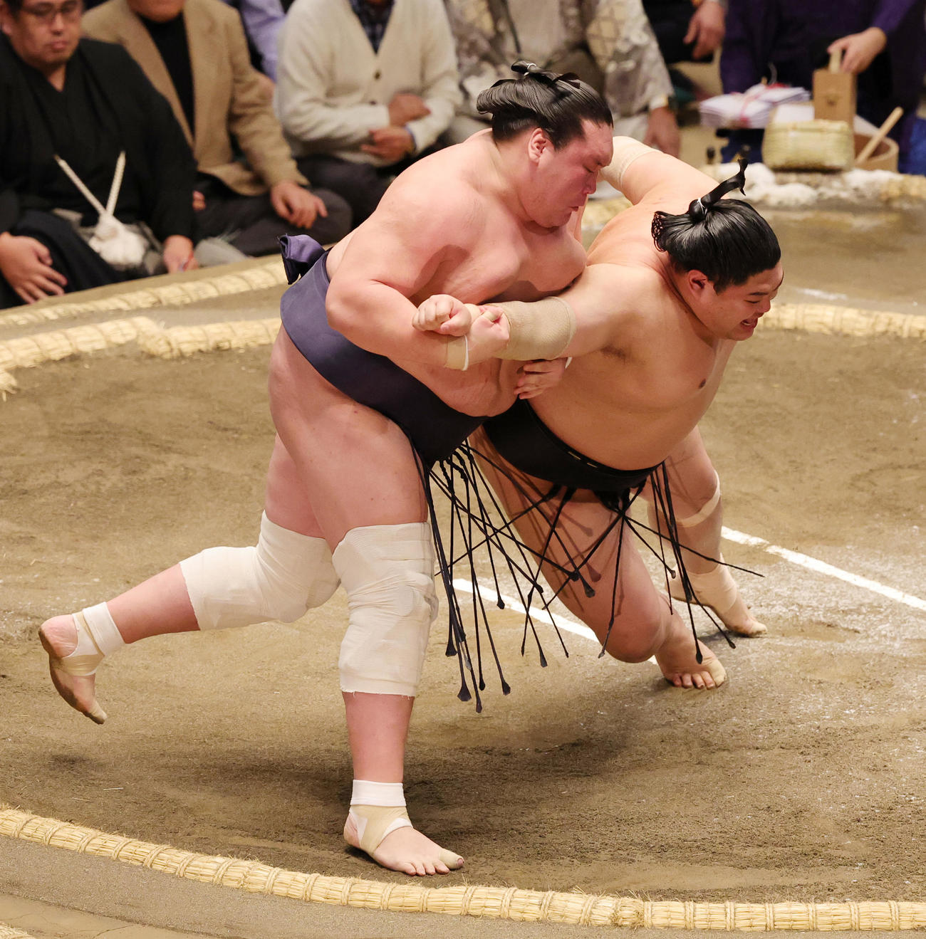 阿炎（右）をとったりで破る照ノ富士（撮影・野上伸悟）