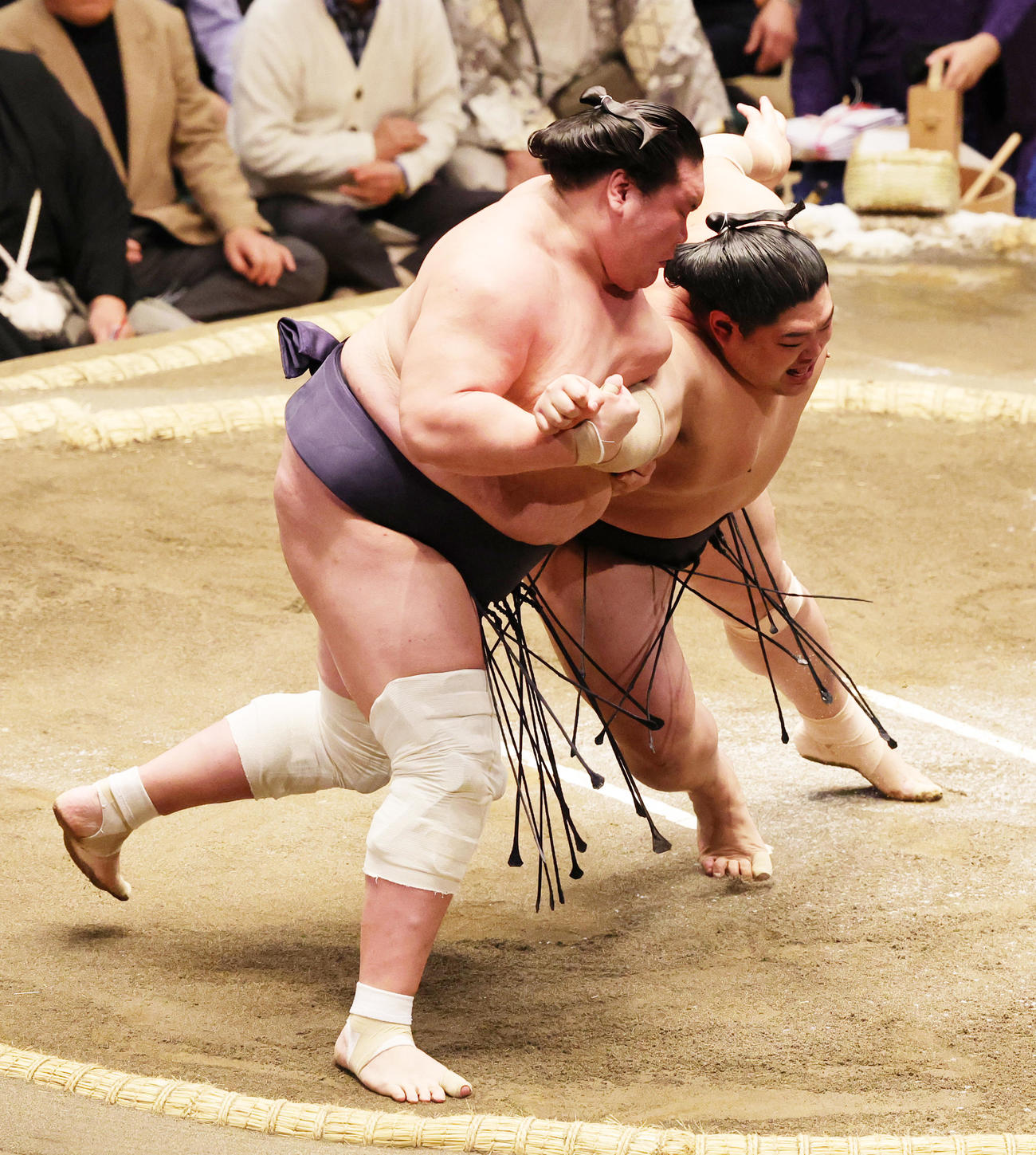 阿炎（右）をとったりで破る照ノ富士（撮影・野上伸悟）
