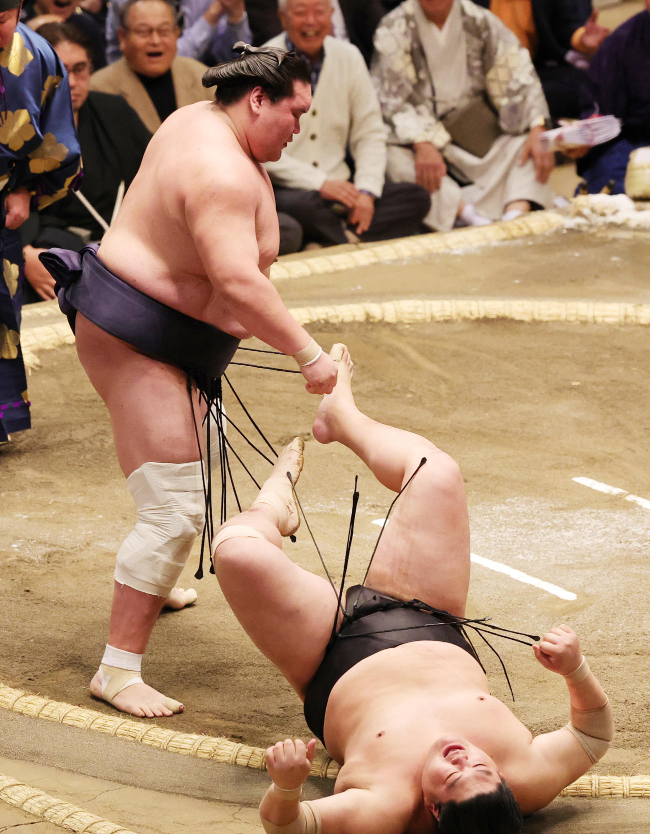 阿炎（右）をとったりで破る照ノ富士（撮影・野上伸悟）