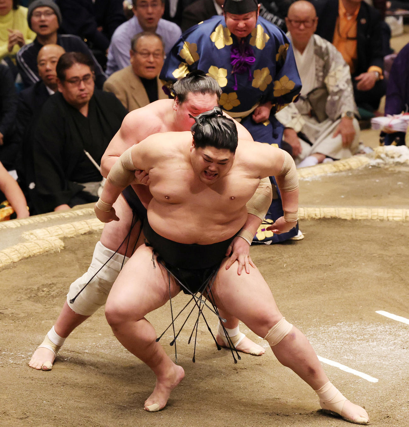 阿炎（手前）の背後に回る照ノ富士（撮影・野上伸悟）