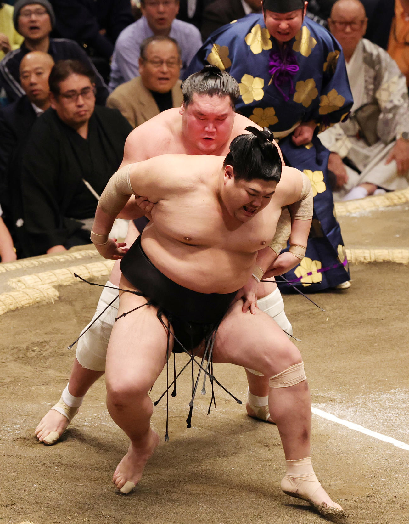 阿炎（手前）の背後に回る照ノ富士（撮影・野上伸悟）