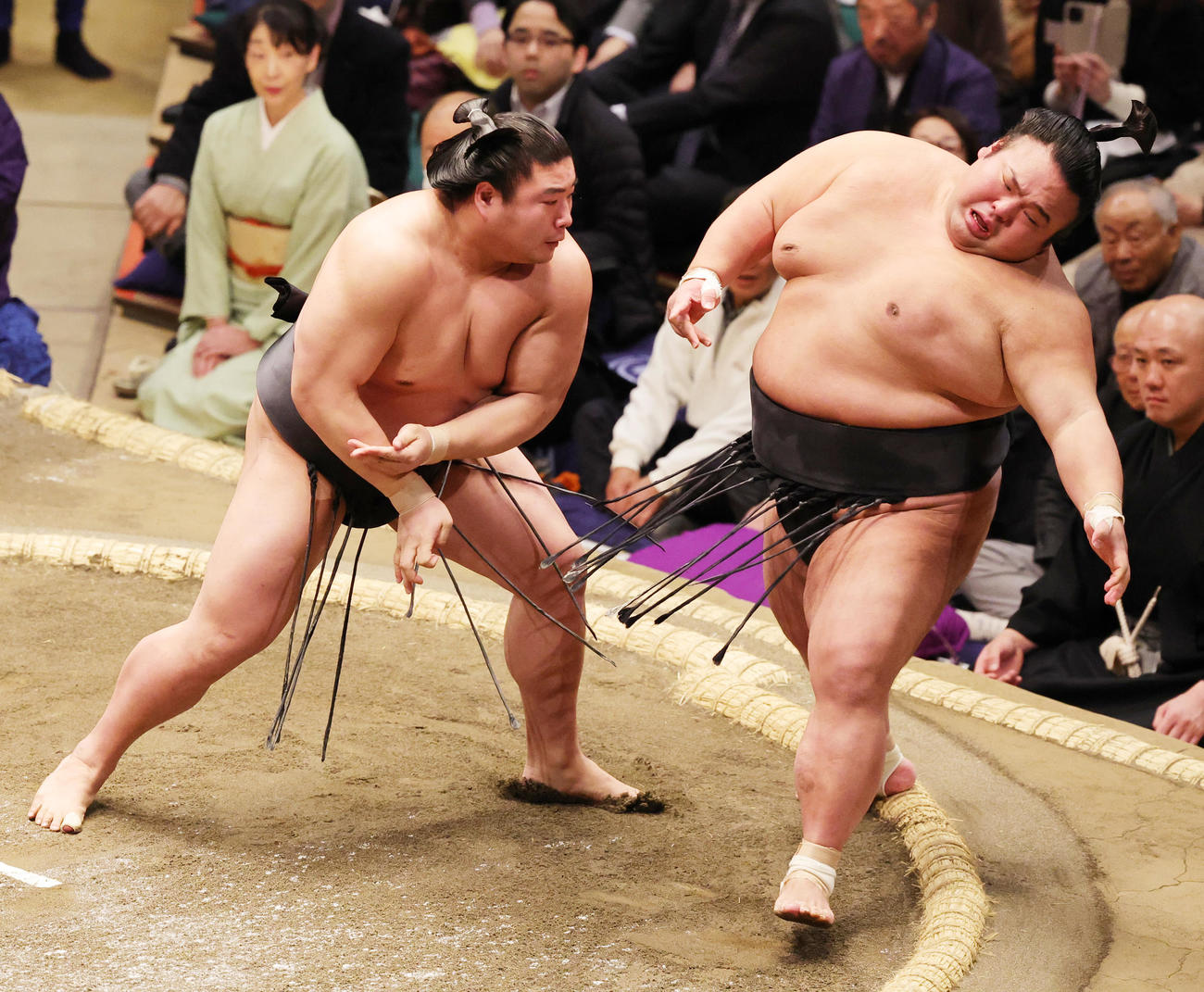 貴景勝（右）を突き出しで破った若元春（撮影・野上伸悟）