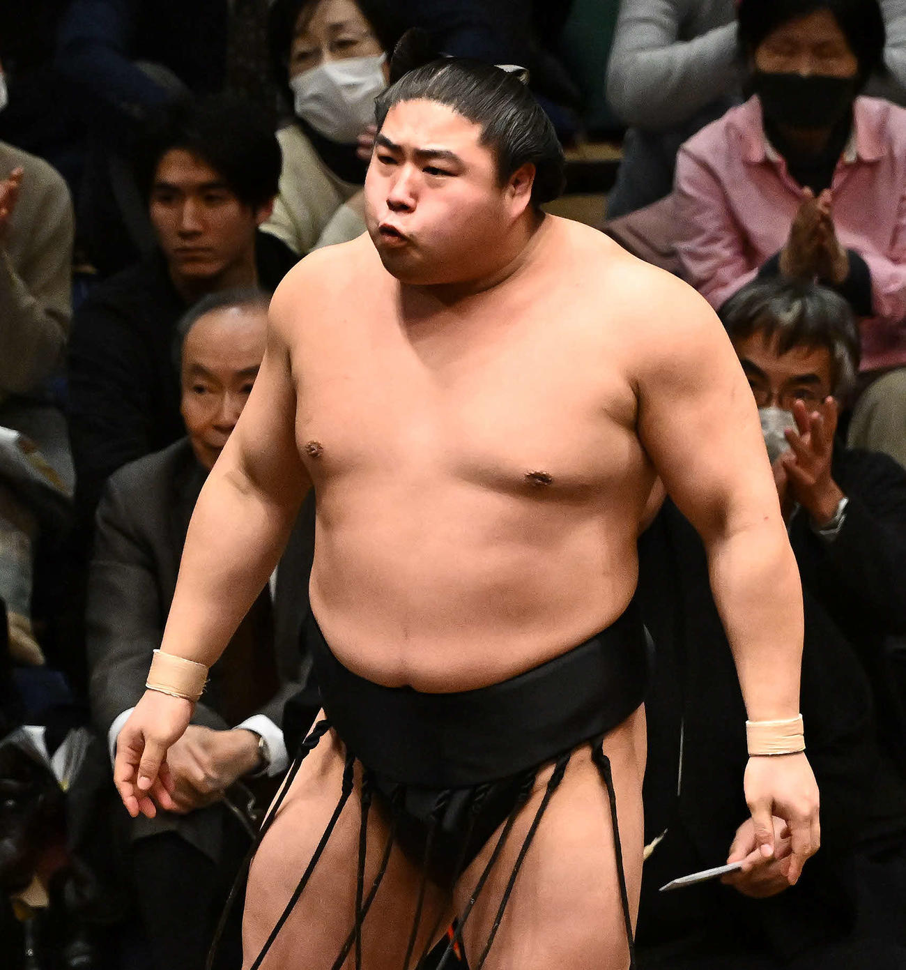 貴景勝を破り気合の入った表情の若元春（撮影・滝沢徹郎）
