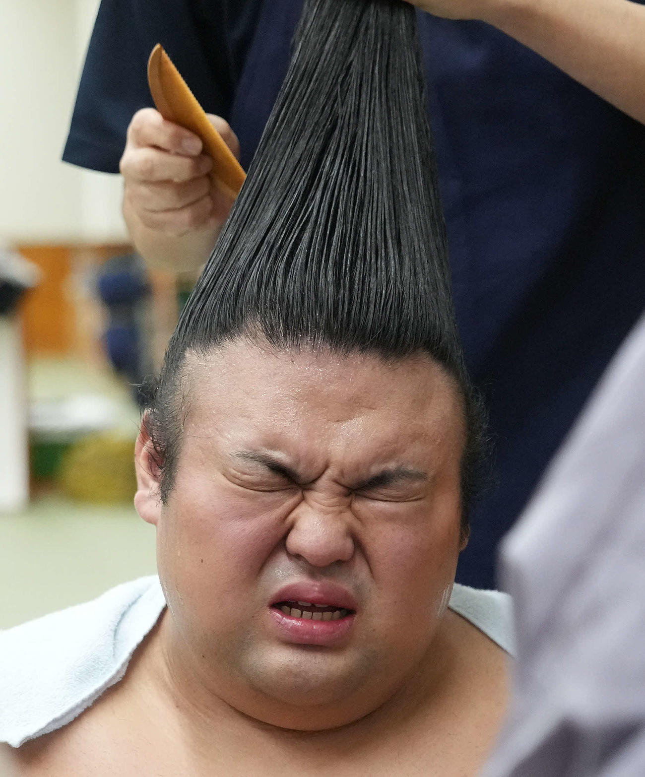 支度部屋で取材に応じる貴景勝（撮影・小沢裕）