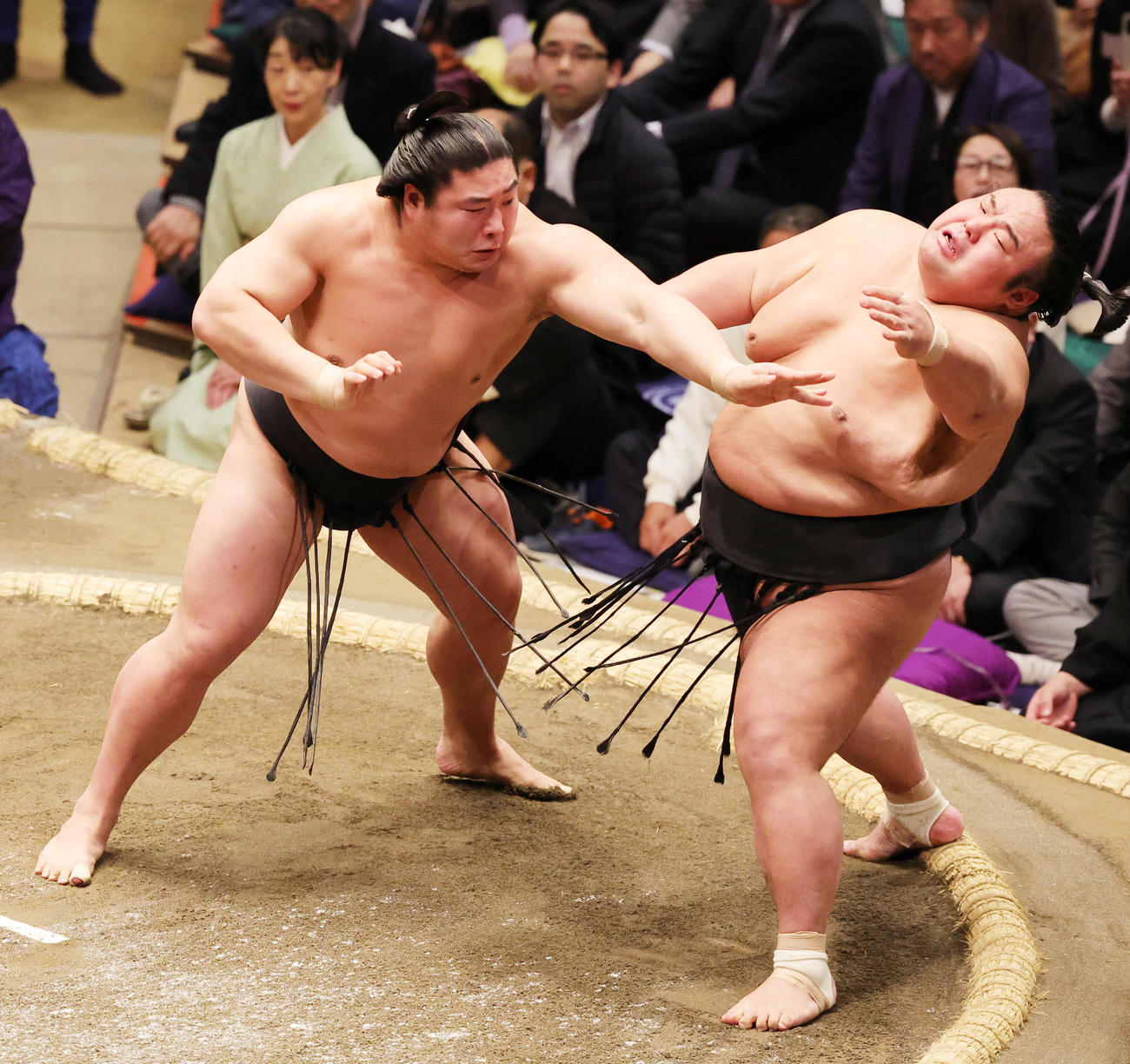貴景勝（右）を突き出しで破った若元春（撮影・野上伸悟）