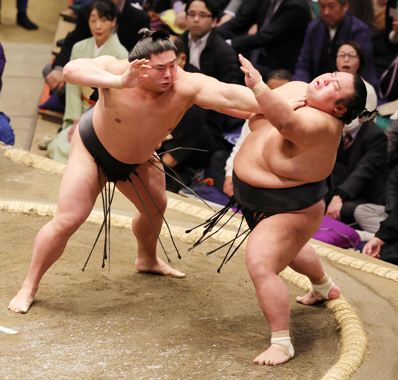 貴景勝（右）を突き出しで破った若元春（撮影・野上伸悟）