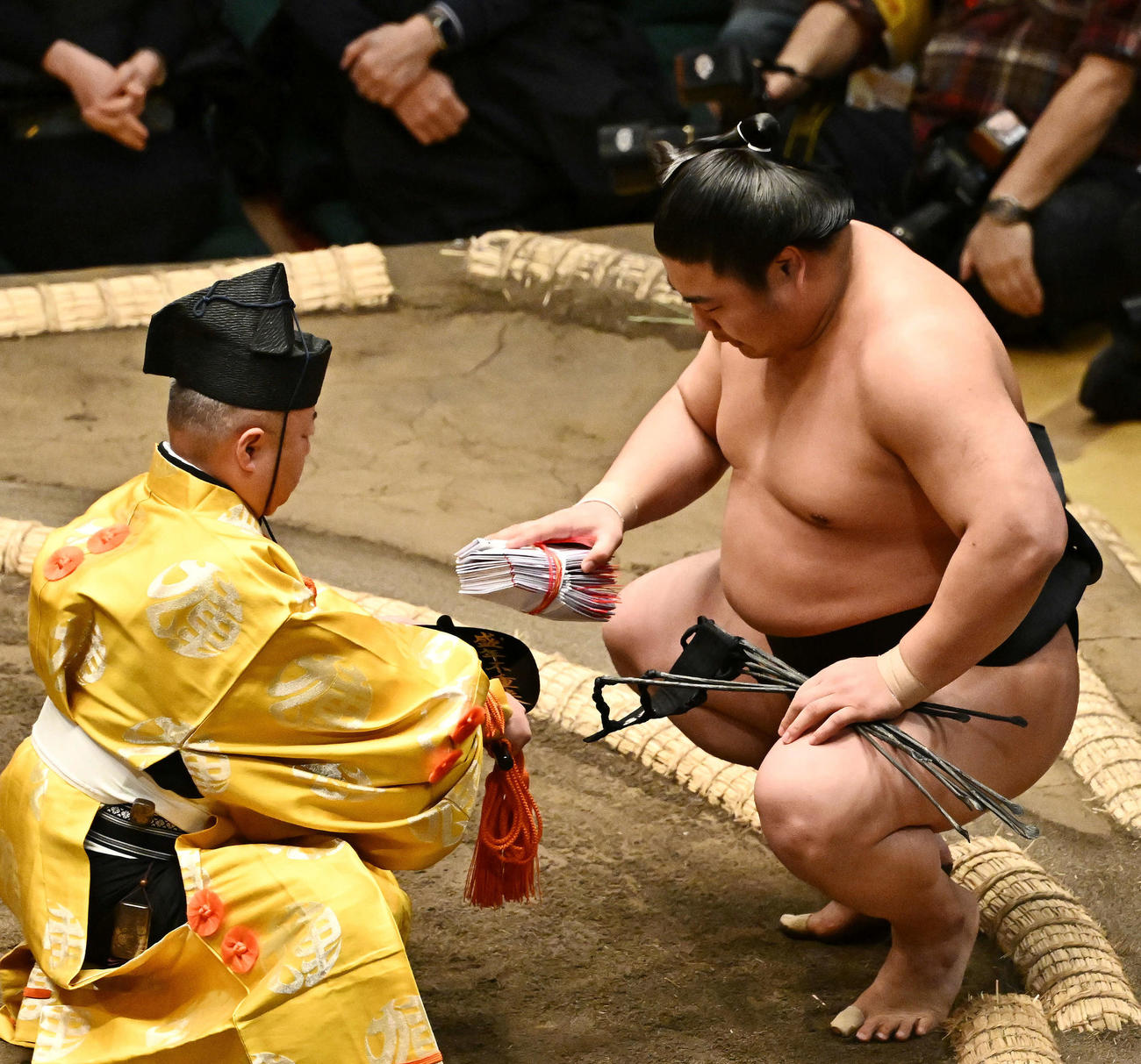 貴景勝を破り懸賞を受け取る若元春（撮影・滝沢徹郎）