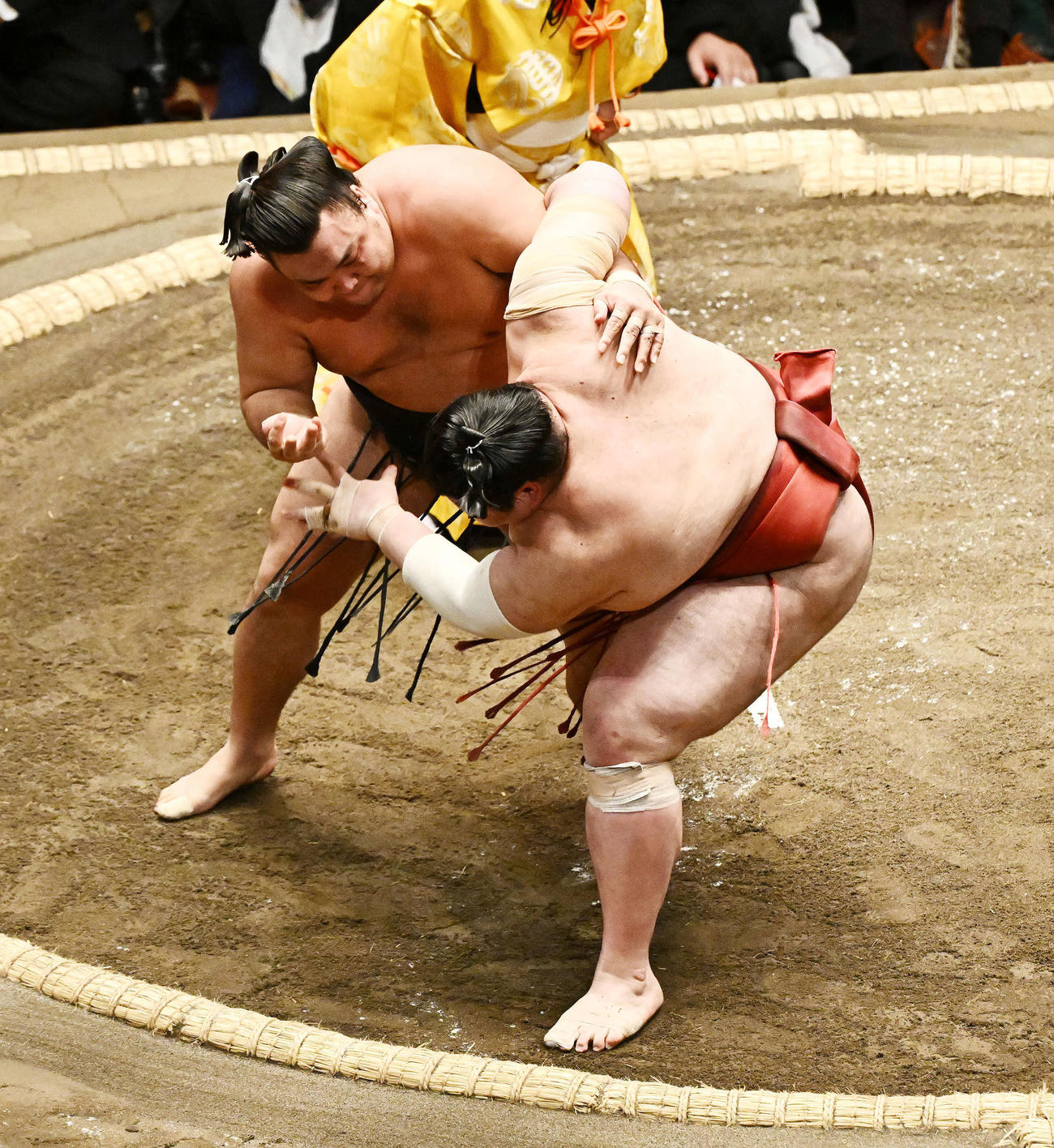 霧島（左）は熱海富士を攻める（撮影・滝沢徹郎）