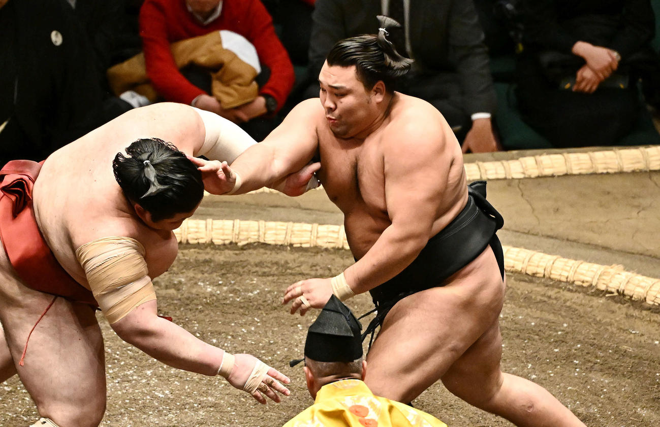 霧島（右）は熱海富士を攻める（撮影・滝沢徹郎）