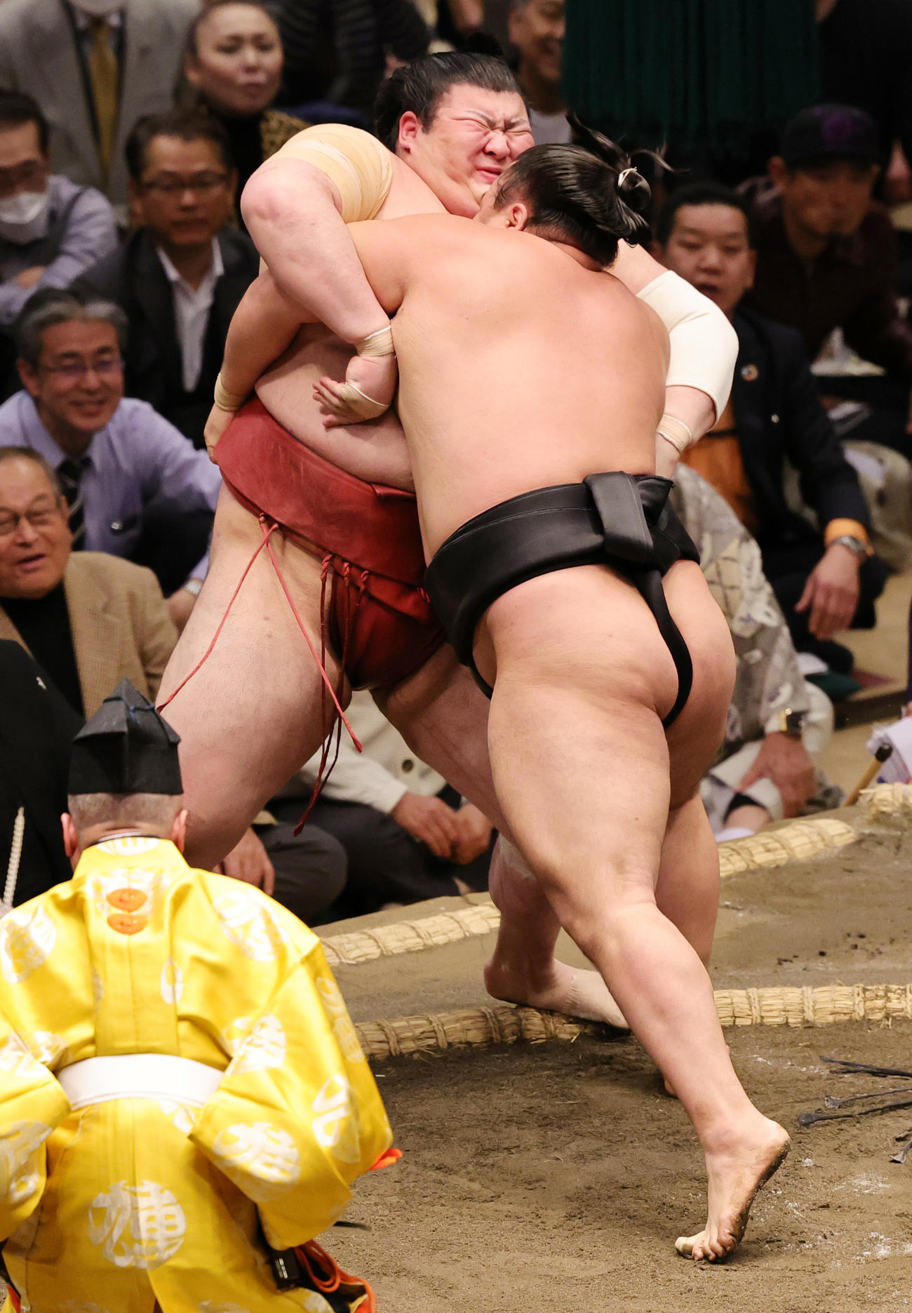 熱海富士（奥）を寄りきりで破った霧島（撮影・野上伸悟）