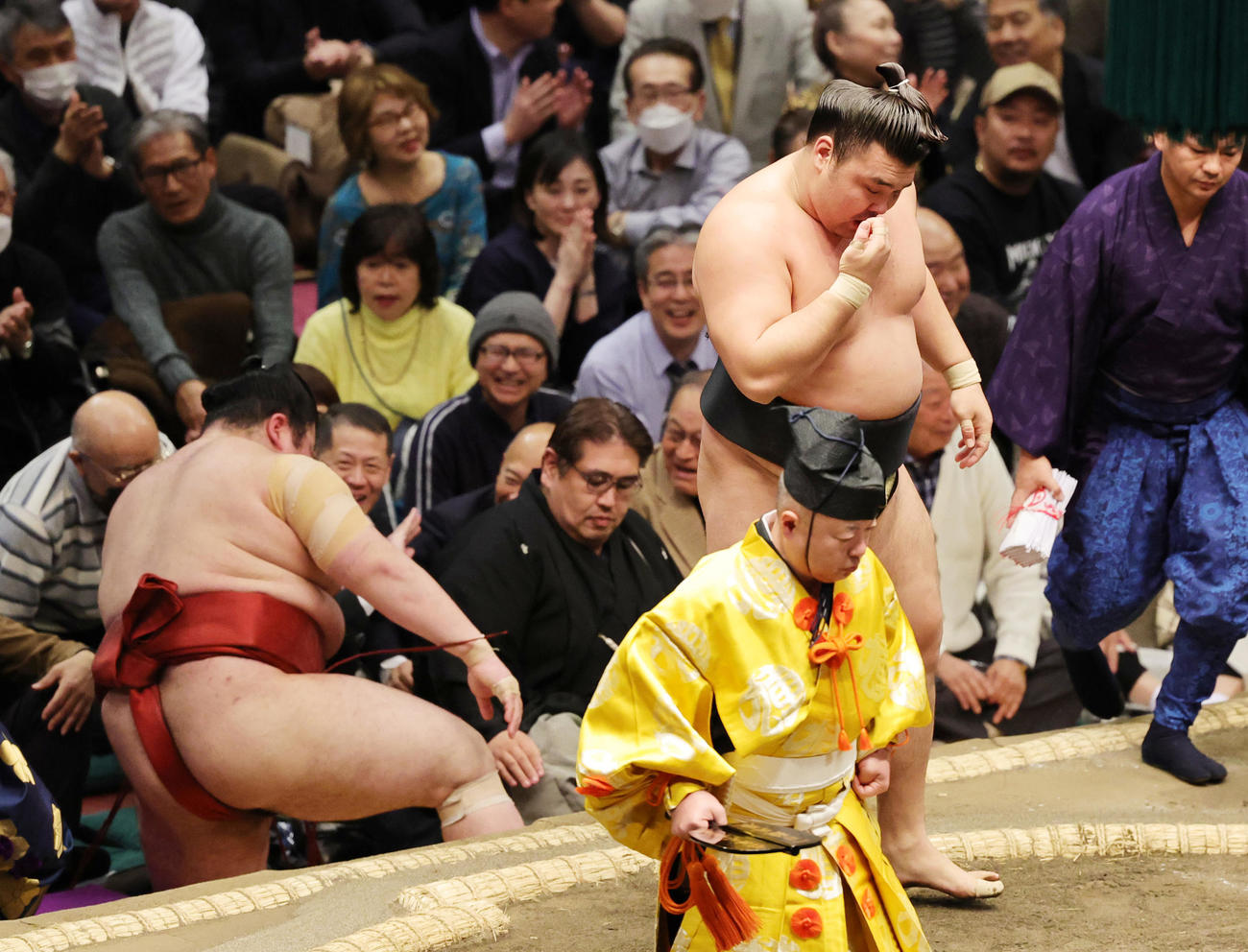 熱海富士（奥）を寄りきりで破った霧島（撮影・野上伸悟）