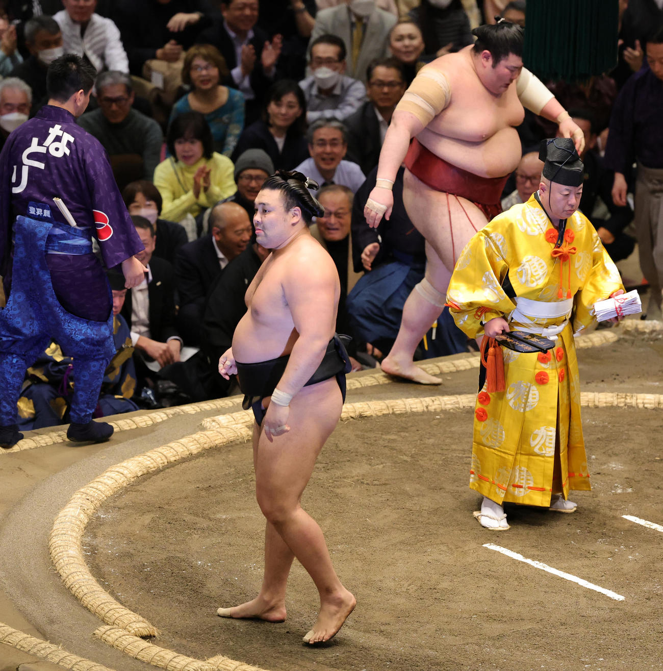 熱海富士（奥）を寄りきりで破った霧島（撮影・野上伸悟）