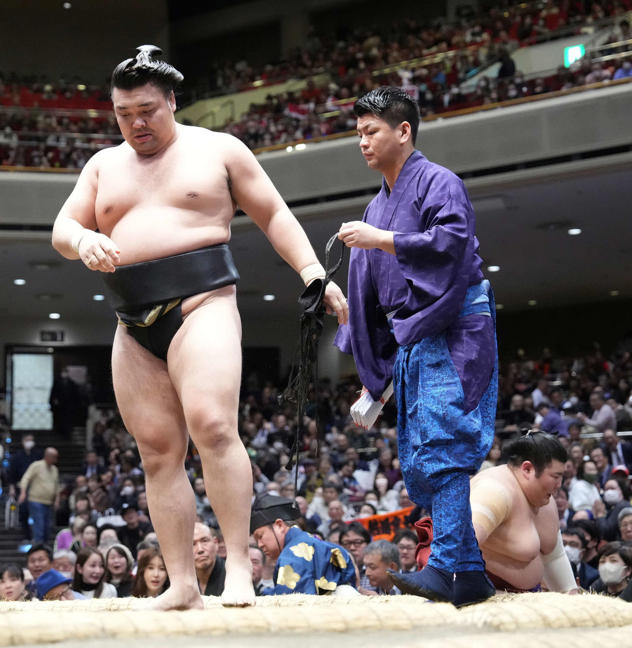熱海富士（右）を土俵際へ攻め込む霧島（撮影・小沢裕）