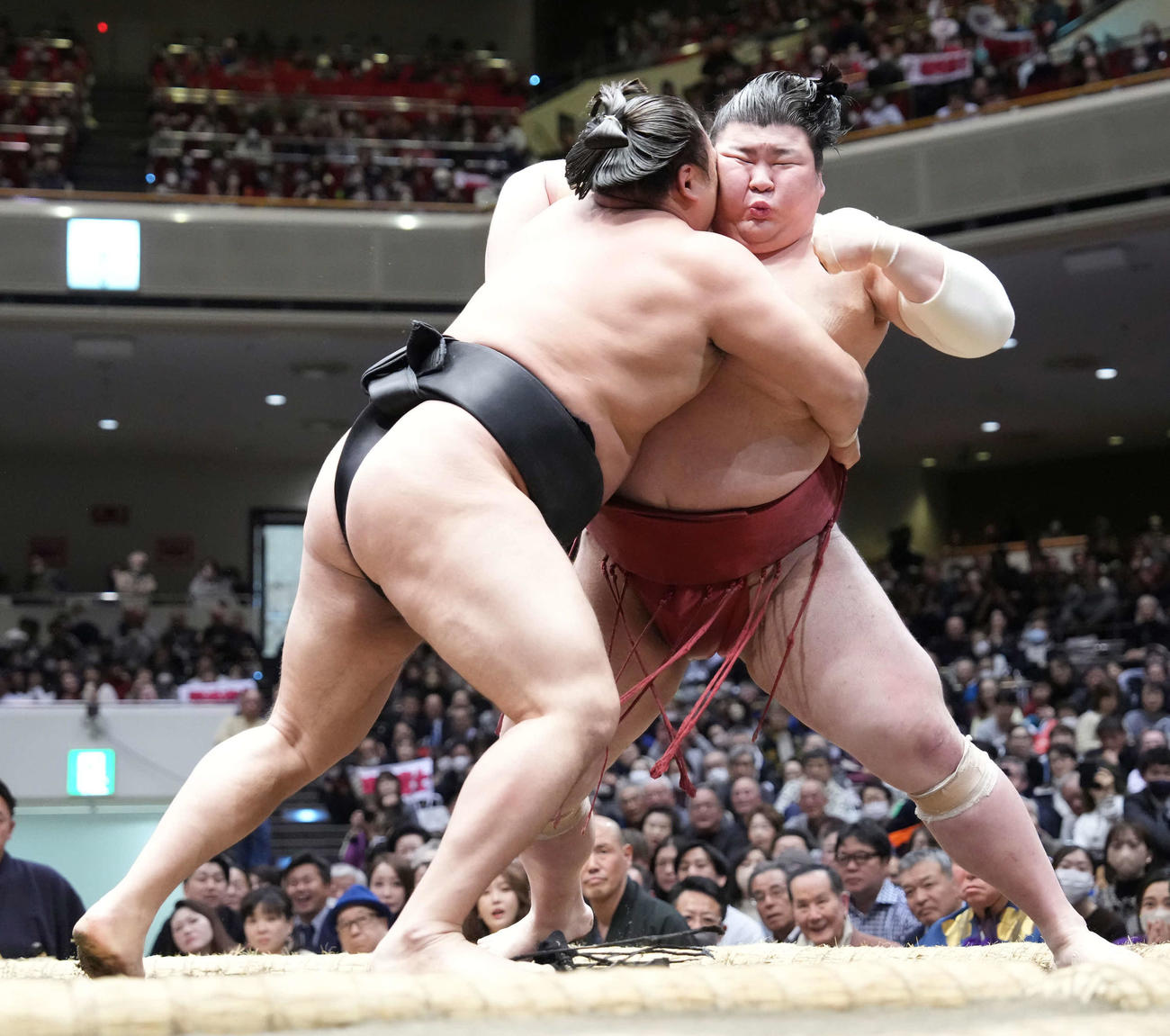熱海富士（右）を土俵際へ攻め込む霧島（撮影・小沢裕）