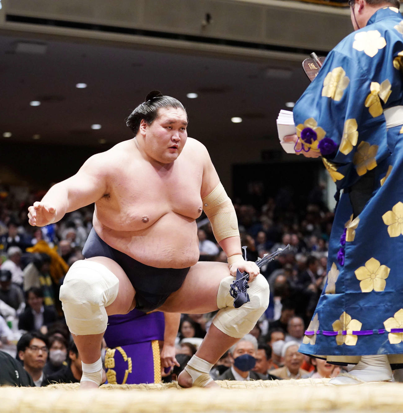 行司の木村庄之助（右）から懸賞金を受け取る照ノ富士（撮影・小沢裕）