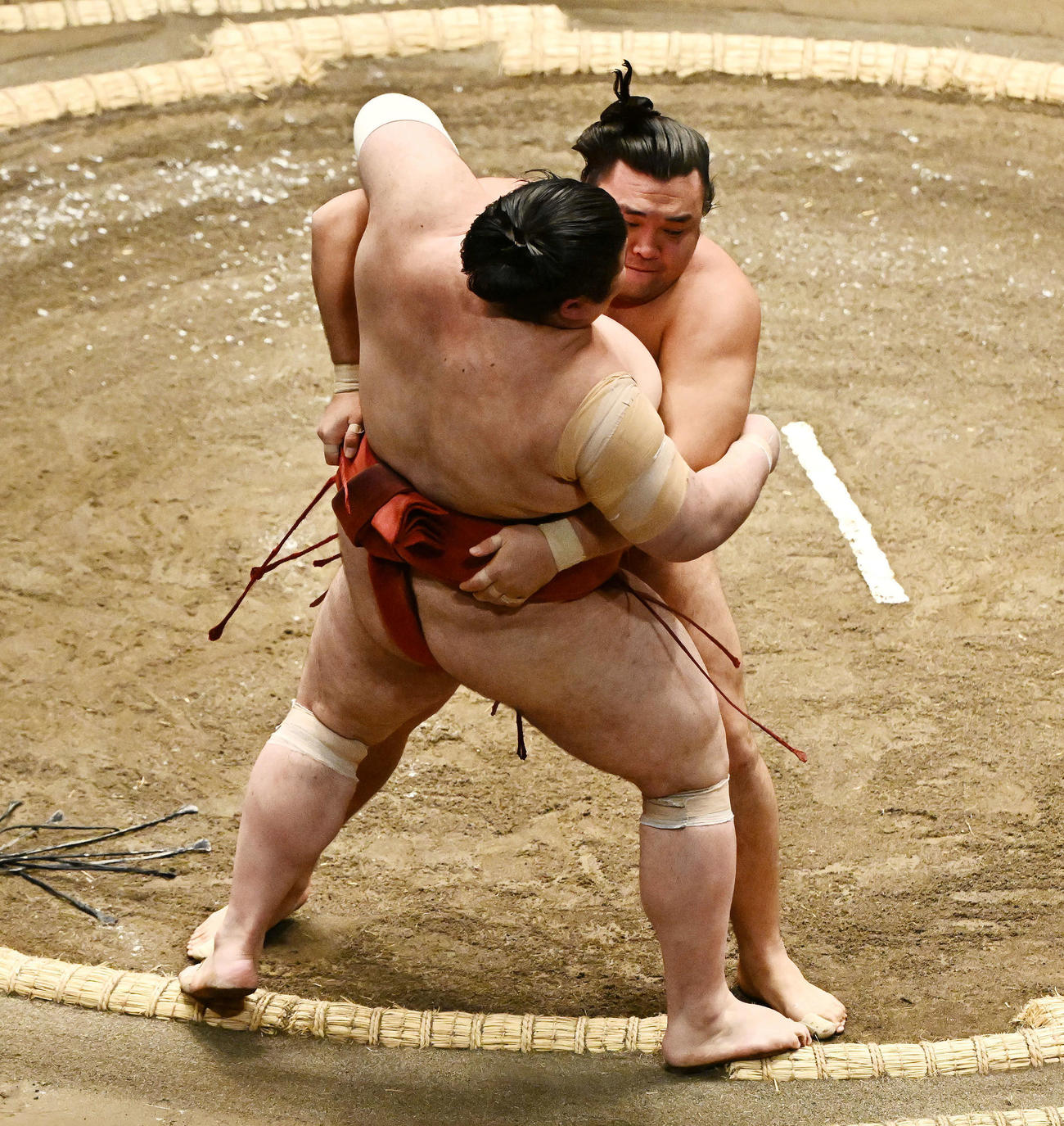 霧島（後方）は熱海富士を寄り切りで破る（撮影・滝沢徹郎）