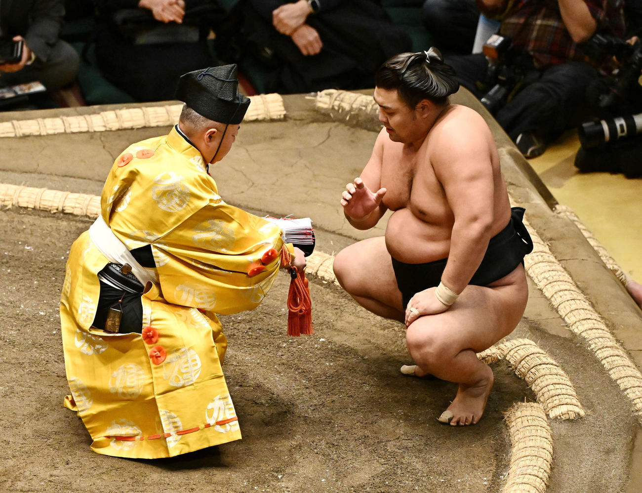 熱海富士を破り懸賞を受け取る霧島（撮影・滝沢徹郎）