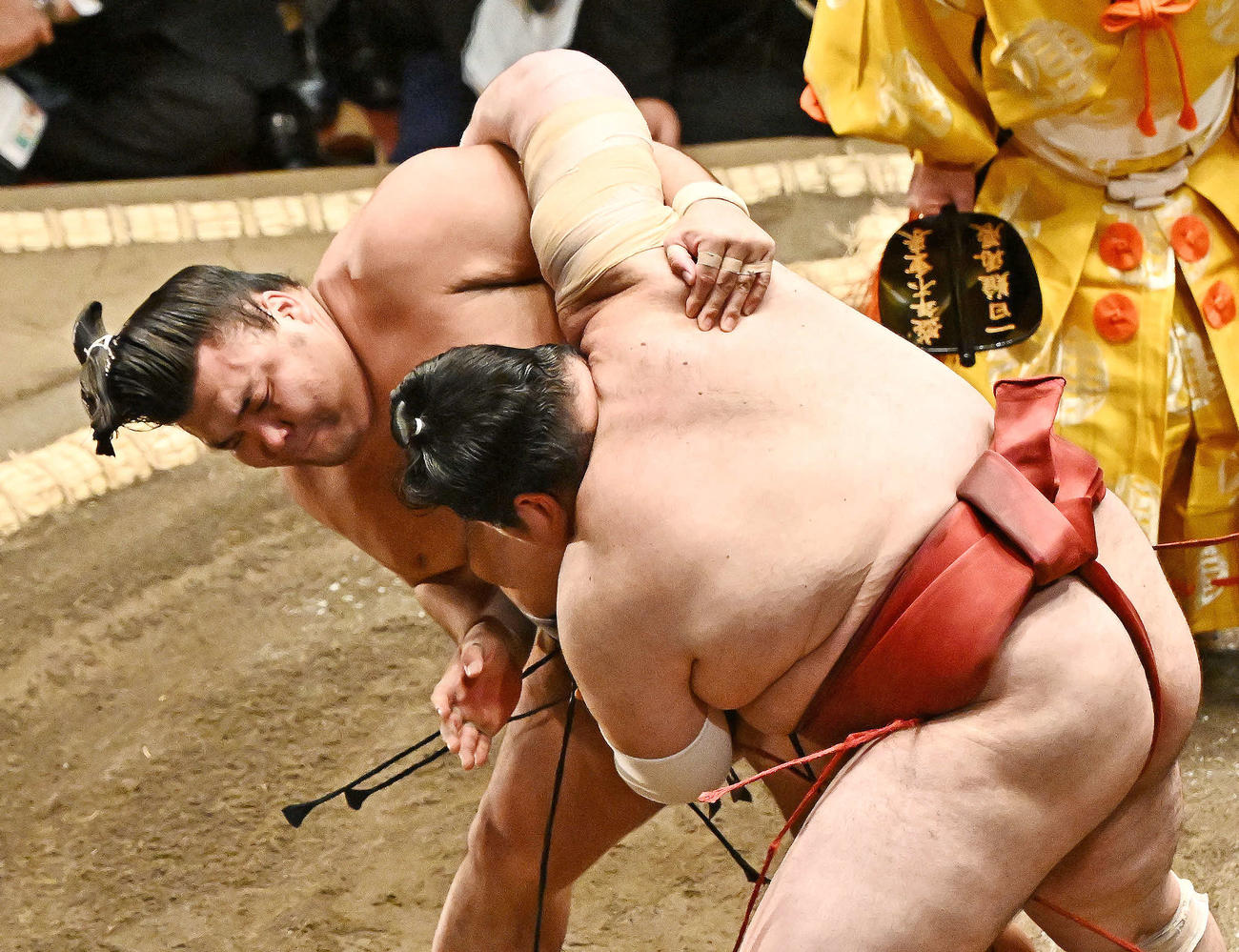 霧島（左）は熱海富士を攻める（撮影・滝沢徹郎）