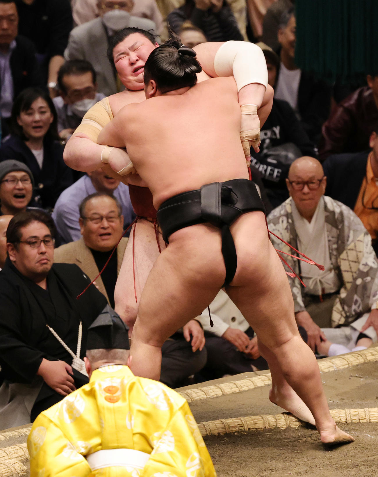 熱海富士（奥）を寄りきりで破った霧島（撮影・野上伸悟）